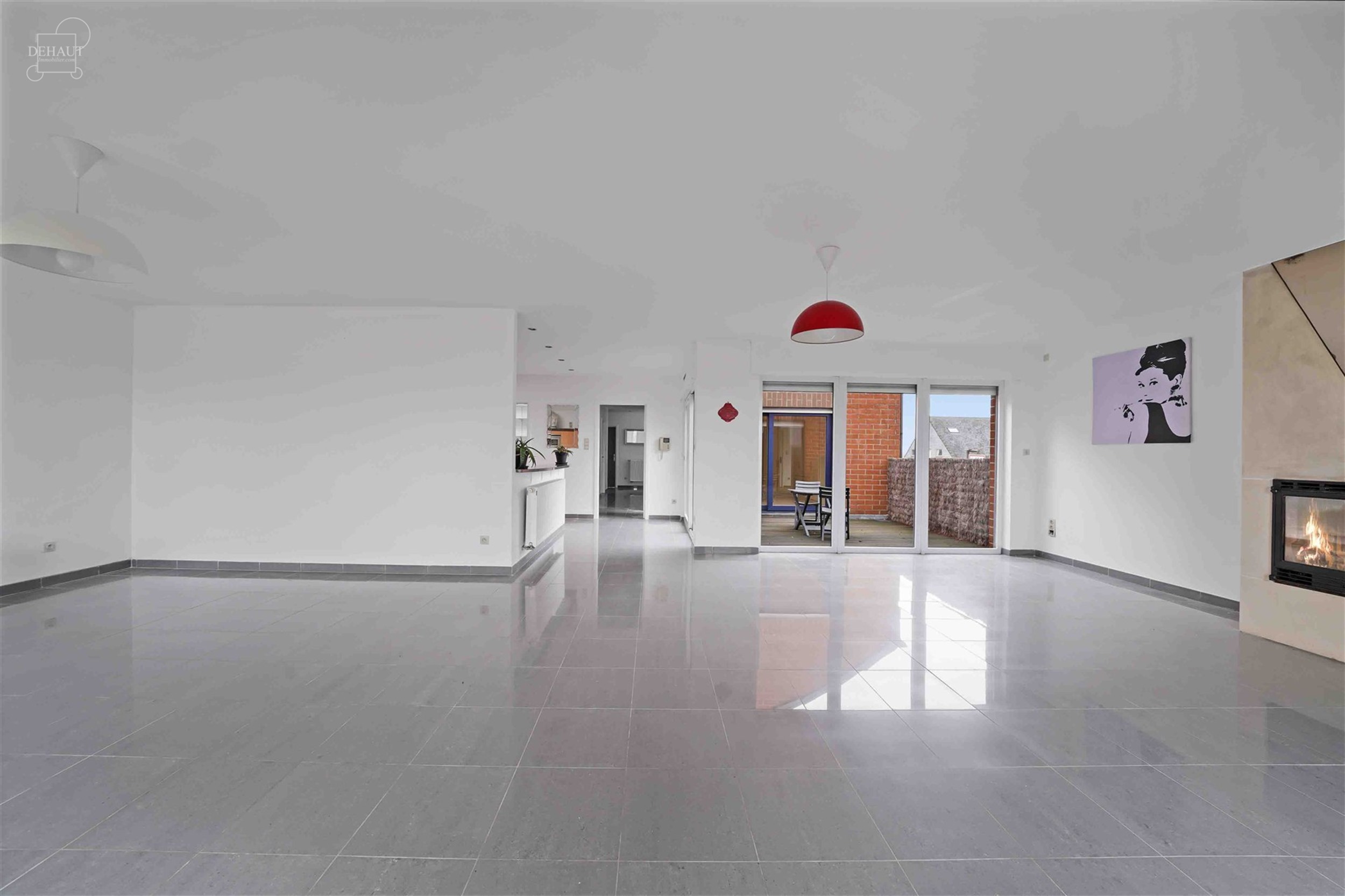 Superbe appartement d'env. 179 m² situé à PLOEGSTEERT offrant confort et modernité !! Cet appartement propose un vaste et lumineux séjour d'env. ...