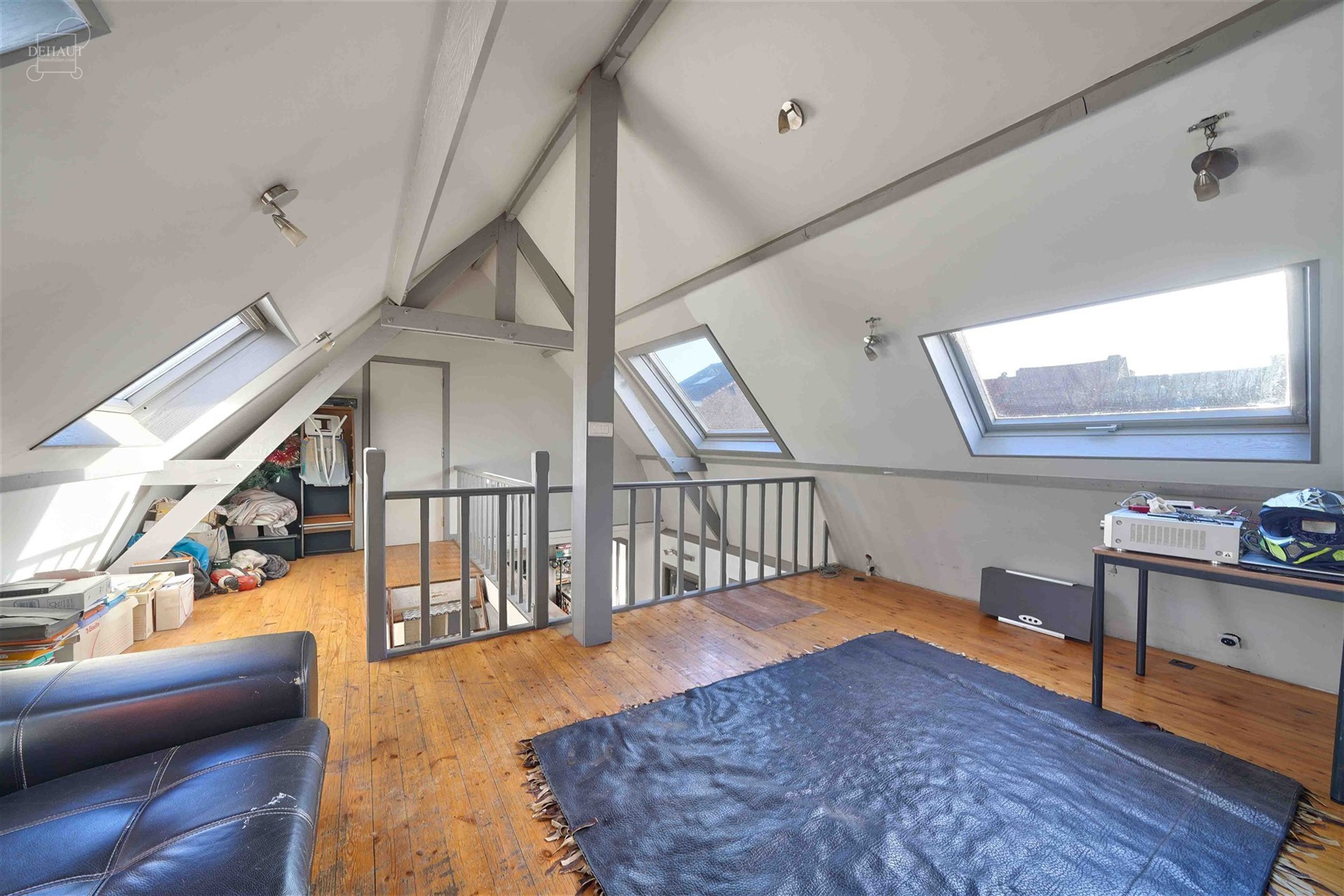 Spacieux semi plain-pied individuel composé d'un vaste espace de vie d'env. 50m² ouvert sur cuisine équipée, un salon, une salle de bain avec baig...