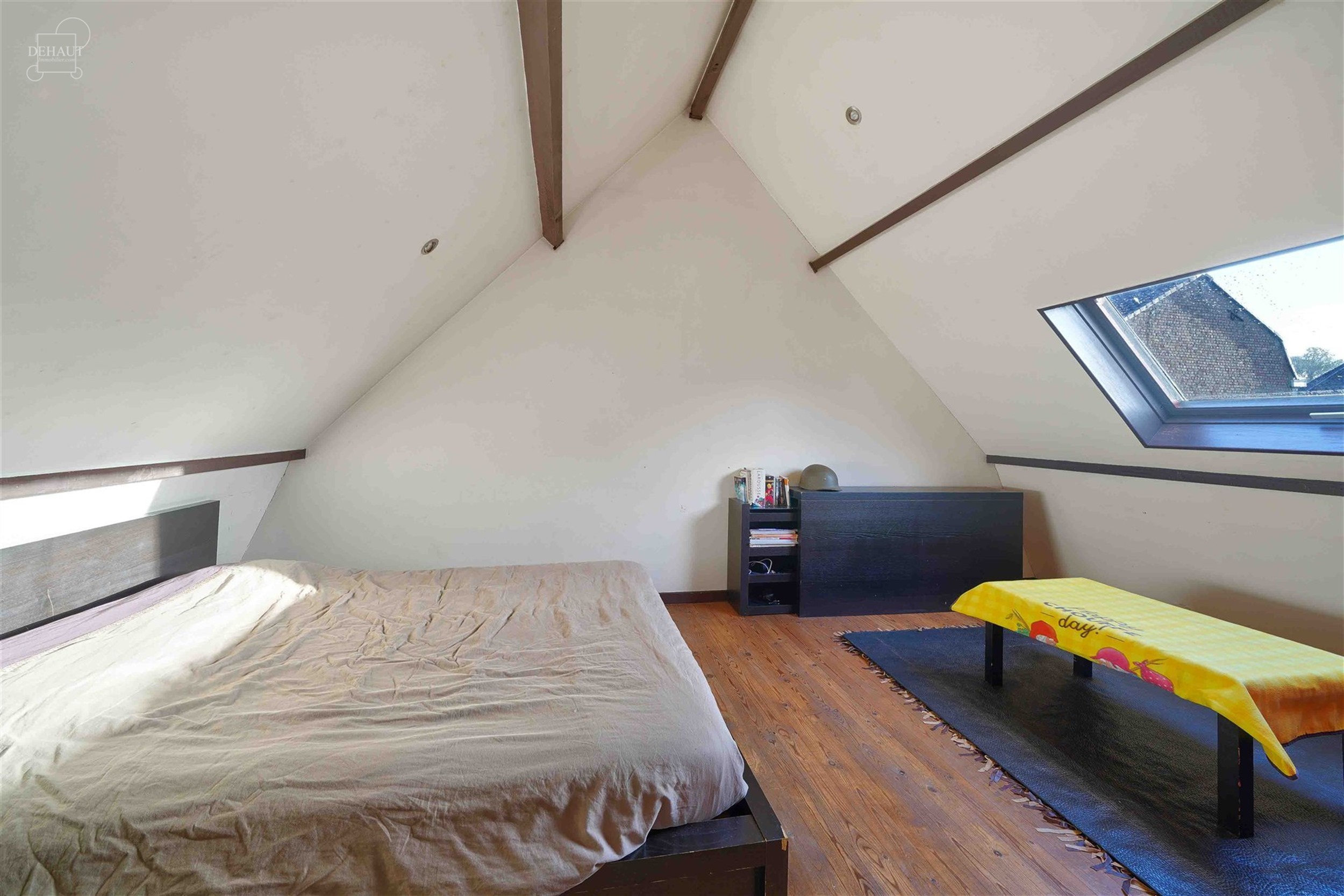 Spacieux semi plain-pied individuel composé d'un vaste espace de vie d'env. 50m² ouvert sur cuisine équipée, un salon, une salle de bain avec baig...