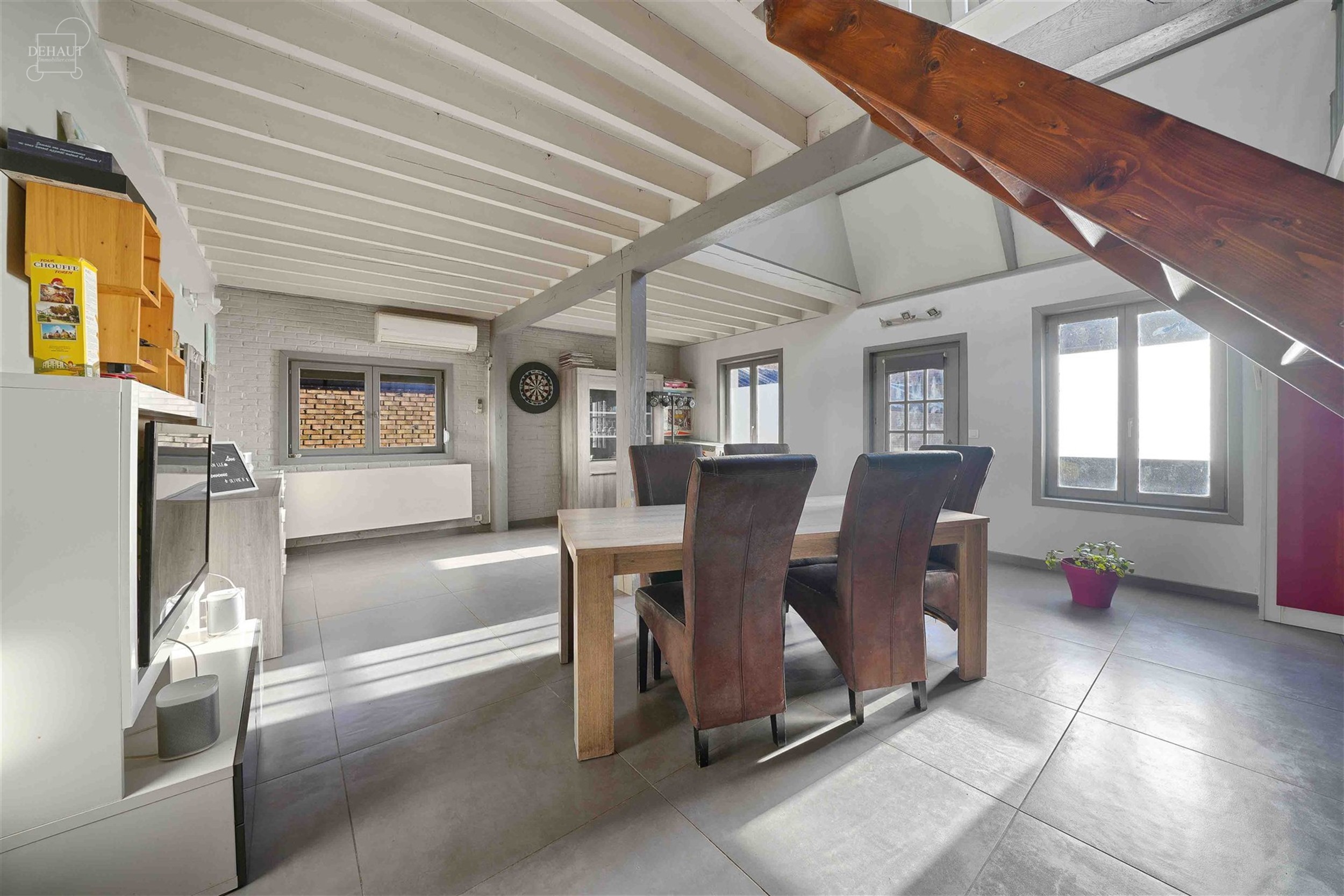 Spacieux semi plain-pied individuel composé d'un vaste espace de vie d'env. 50m² ouvert sur cuisine équipée, un salon, une salle de bain avec baig...