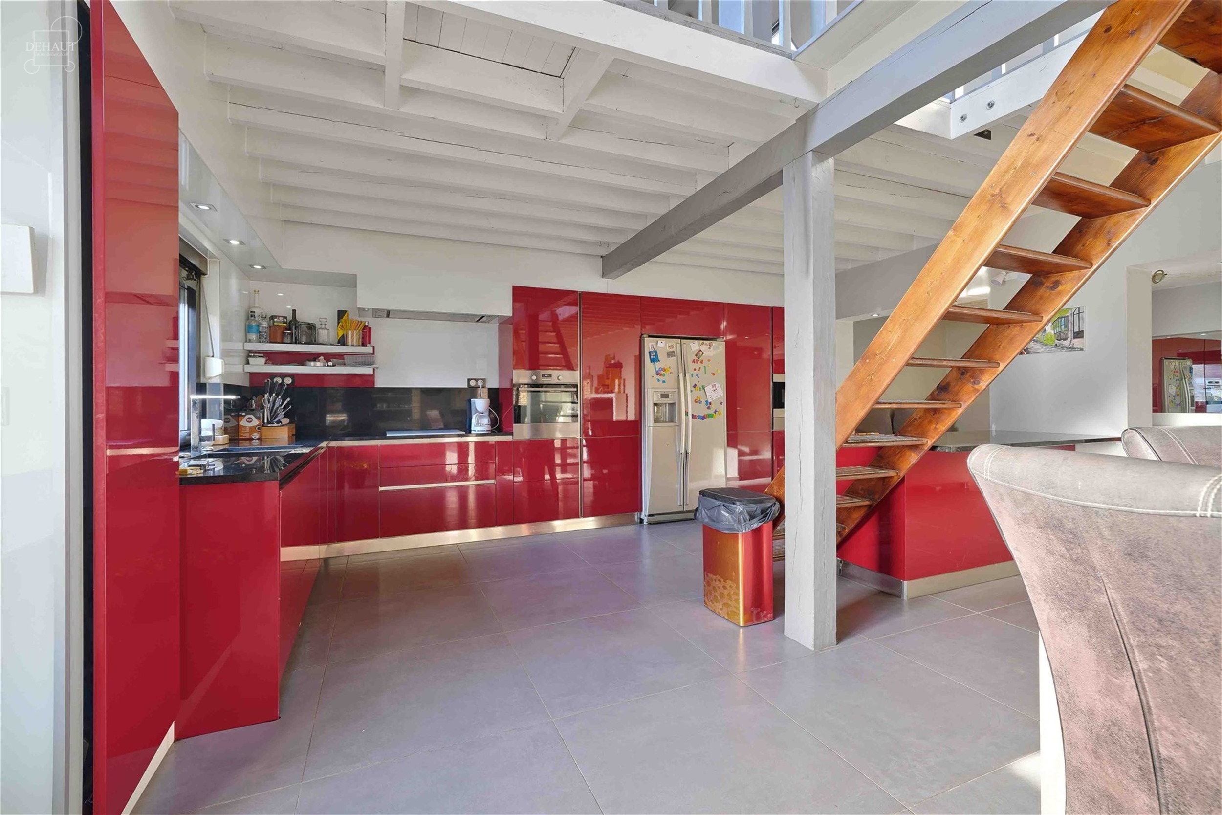 Spacieux semi plain-pied individuel composé d'un vaste espace de vie d'env. 50m² ouvert sur cuisine équipée, un salon, une salle de bain avec baig...