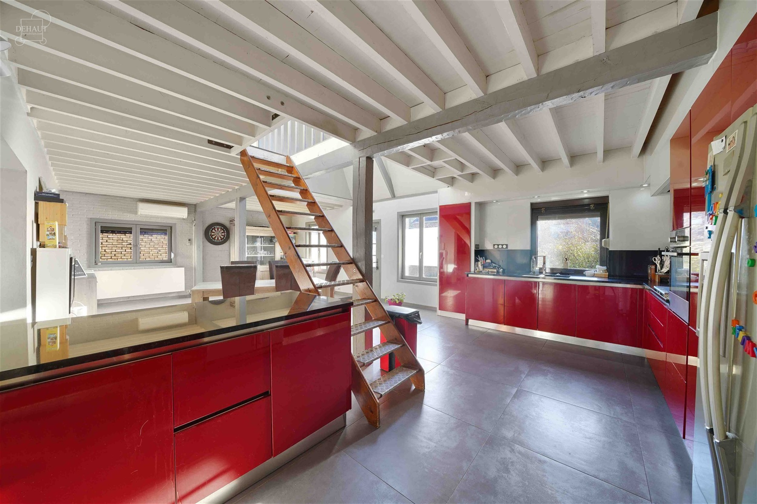 Spacieux semi plain-pied individuel composé d'un vaste espace de vie d'env. 50m² ouvert sur cuisine équipée, un salon, une salle de bain avec baig...