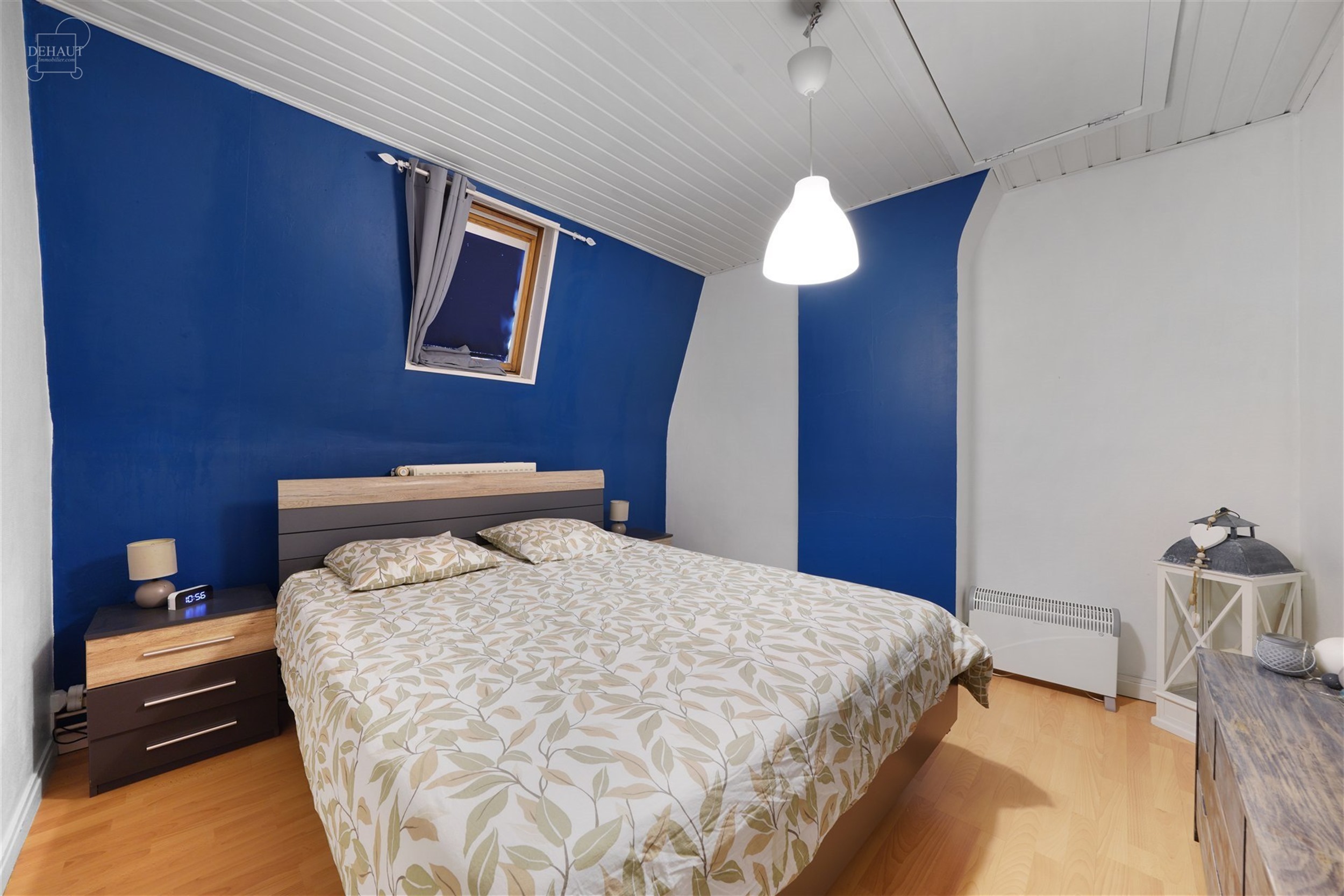 Jolie maison 3 façades se composant d'un hall d'entrée desservant un bel espace de vie, une cuisine équipée,  un cellier, une salle de bain avec b...