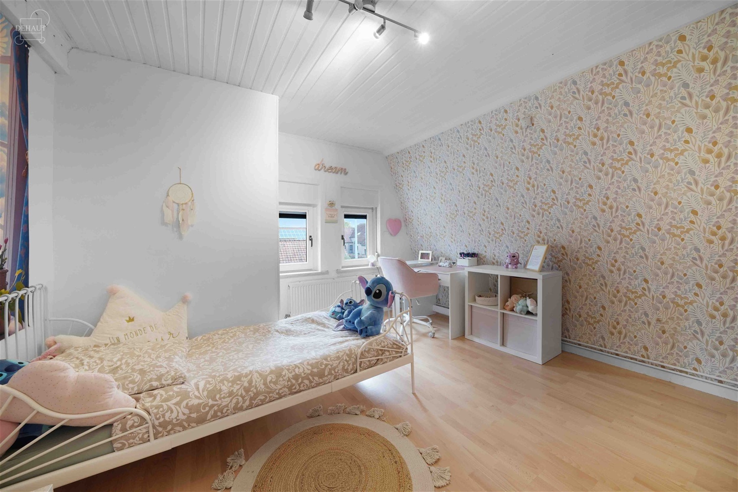 Jolie maison 3 façades se composant d'un hall d'entrée desservant un bel espace de vie, une cuisine équipée,  un cellier, une salle de bain avec b...