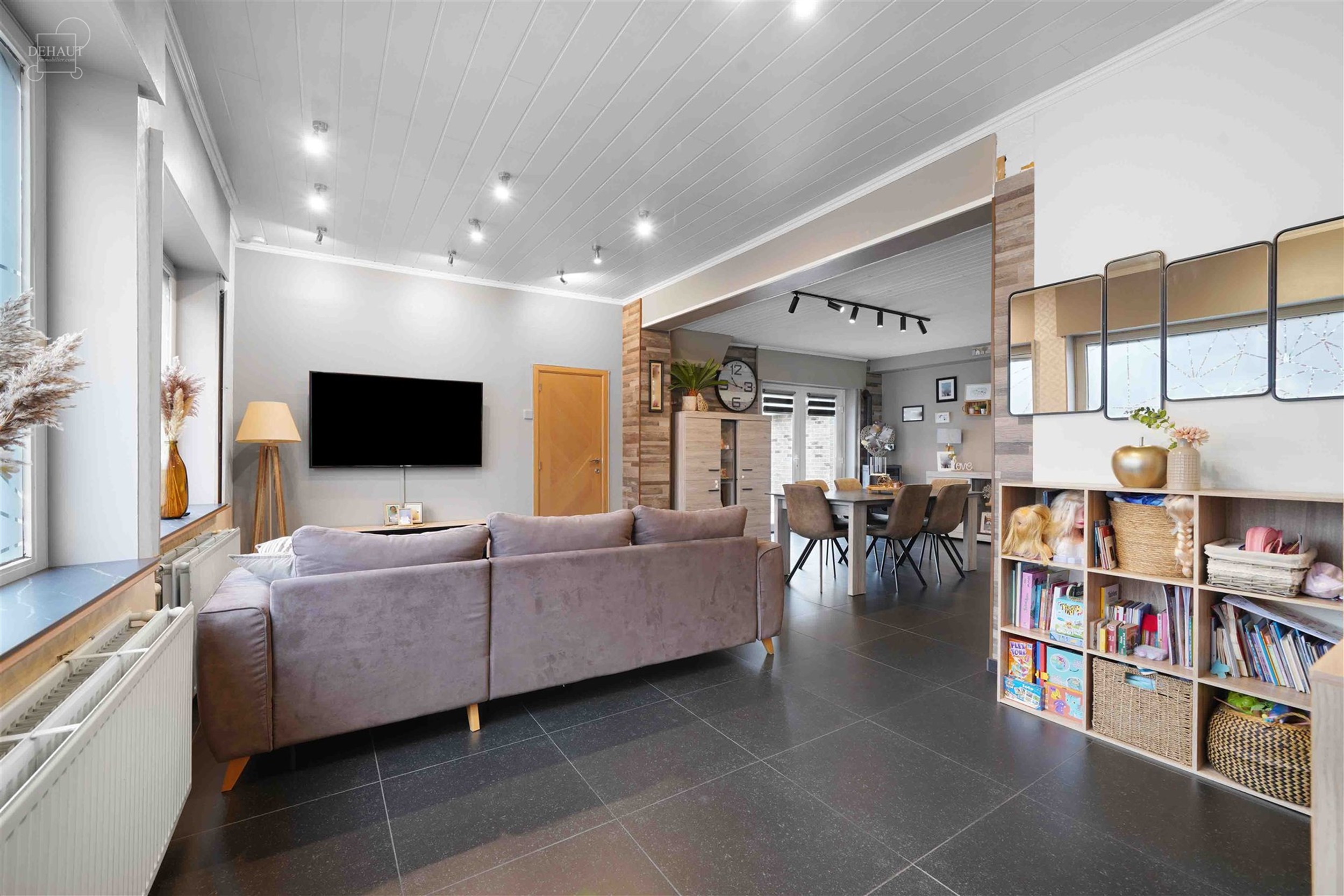 Jolie maison 3 façades se composant d'un hall d'entrée desservant un bel espace de vie, une cuisine équipée,  un cellier, une salle de bain avec b...