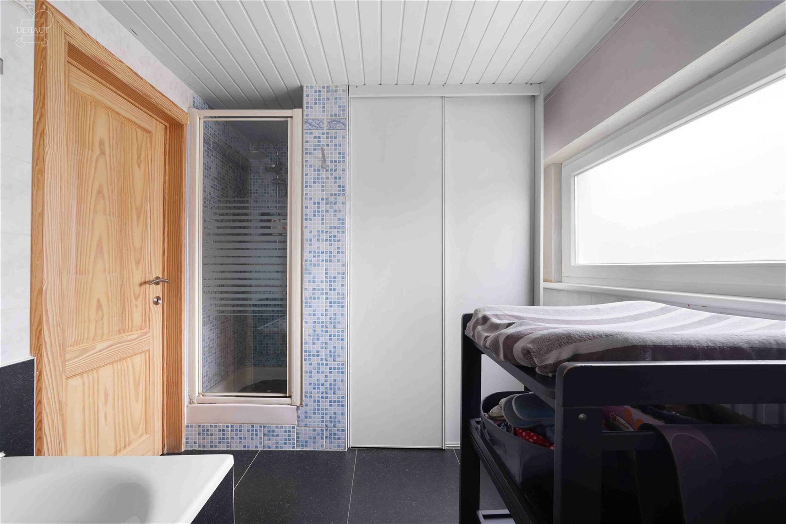 Jolie maison 3 façades se composant d'un hall d'entrée desservant un bel espace de vie, une cuisine équipée,  un cellier, une salle de bain avec b...