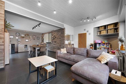 Aantrekkelijk huis met 3 verdiepingen, bestaande uit een hal die leidt naar een mooie woonkamer, een ingerichte keuken, een berging, een badkamer met ...