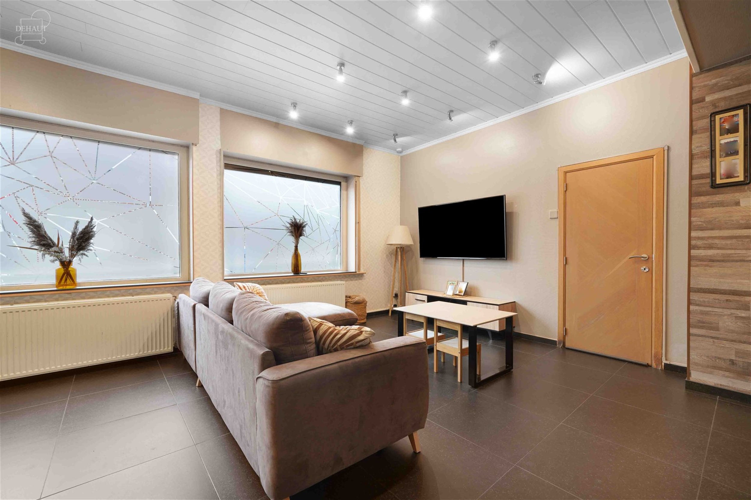 Jolie maison 3 façades se composant d'un hall d'entrée desservant un bel espace de vie, une cuisine équipée,  un cellier, une salle de bain avec b...