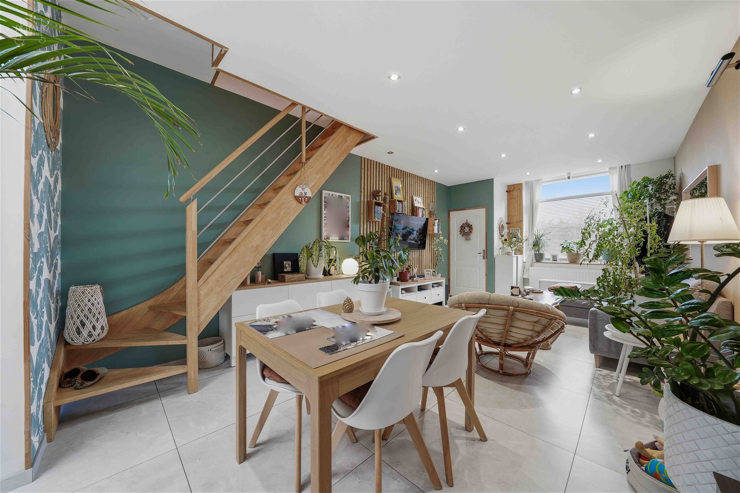 Jolie maison de ville rénovée comprenant un hall d'entrée desservant un lumineux séjour, une grande cuisine équipée, une salle de bain, un WC in...