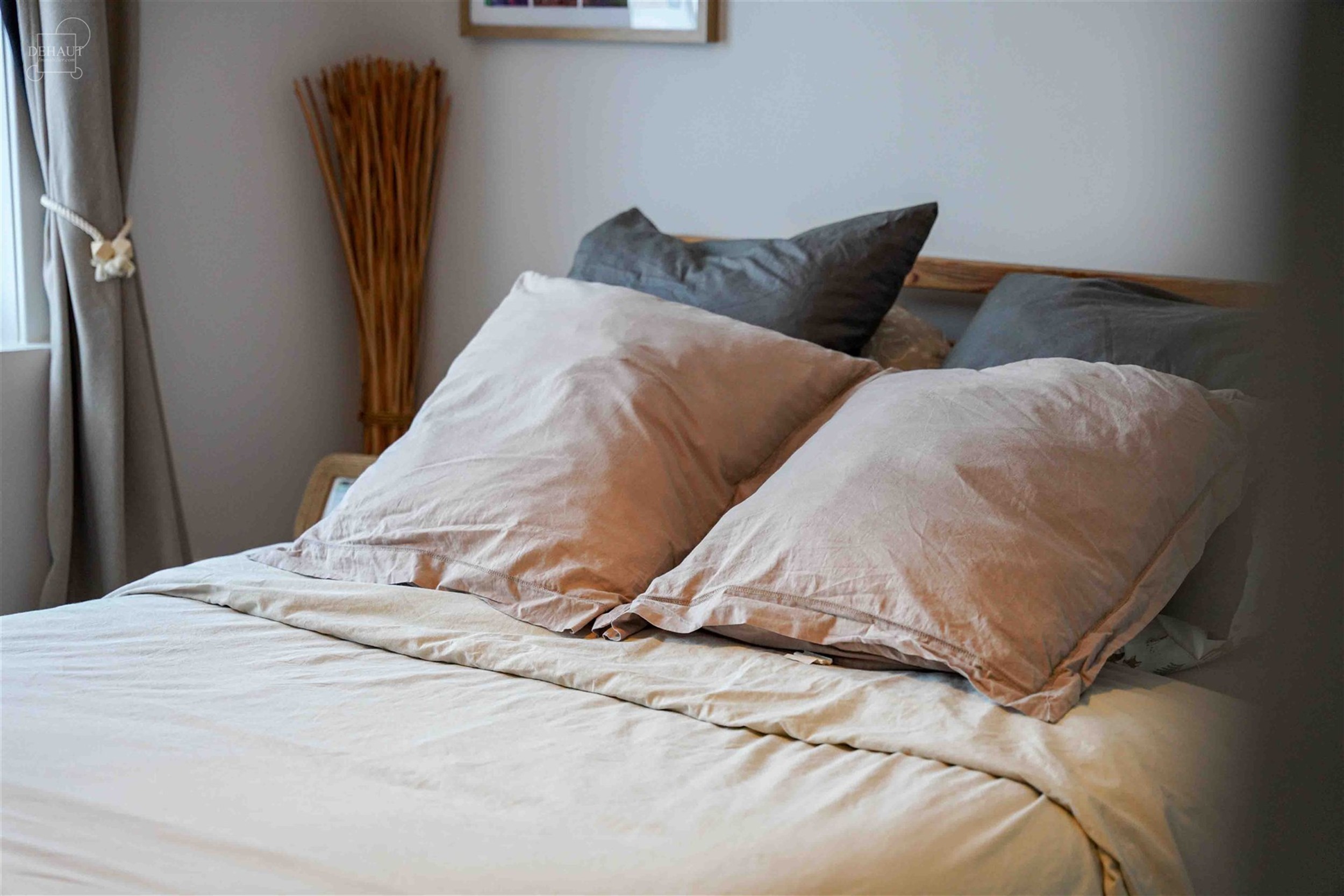 Jolie maison de ville rénovée comprenant un hall d'entrée desservant un lumineux séjour, une grande cuisine équipée, une salle de bain, un WC in...