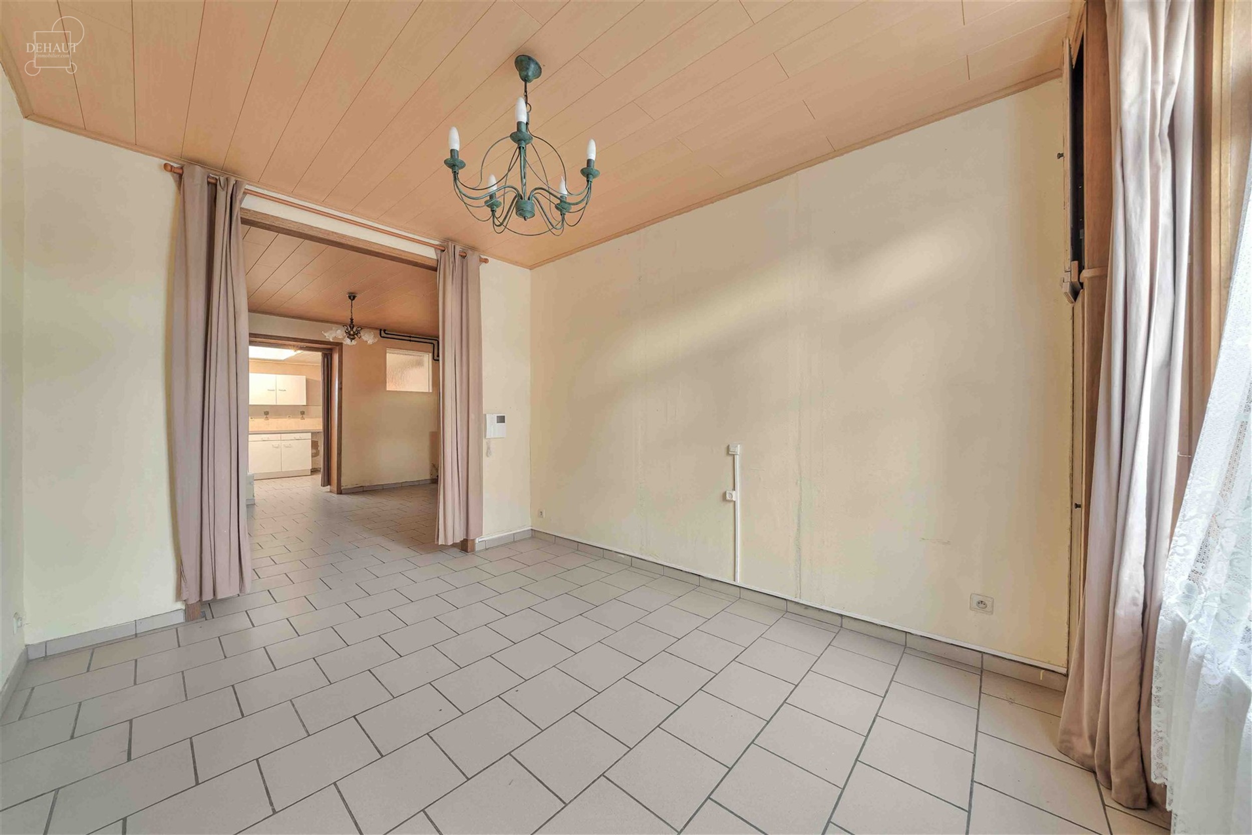 Maison de ville composée d'un hall d'entrée amenant à un séjour, une cuisine, une cavette, une salle de bain avec baignoire et douche, un WC et 4 ...