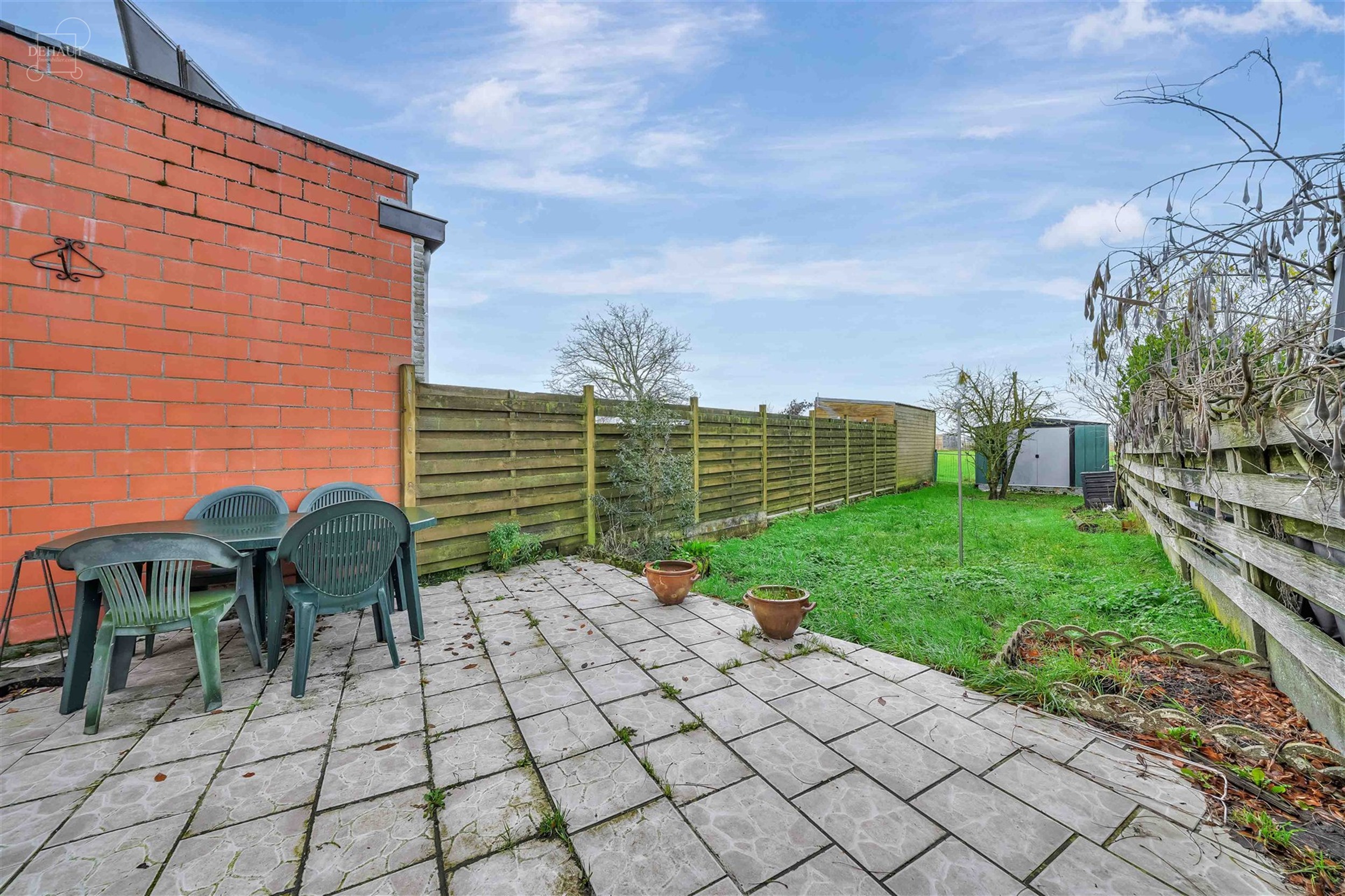 Maison de ville composée d'un hall d'entrée amenant à un séjour, une cuisine, une cavette, une salle de bain avec baignoire et douche, un WC et 4 ...