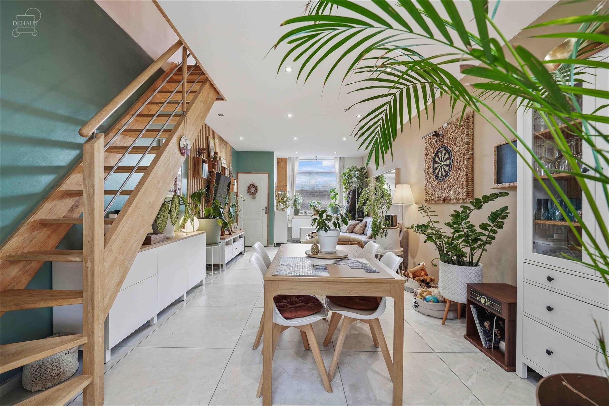 Jolie maison de ville rénovée comprenant un hall d'entrée desservant un lumineux séjour, une grande cuisine équipée, une salle de bain, un WC in...