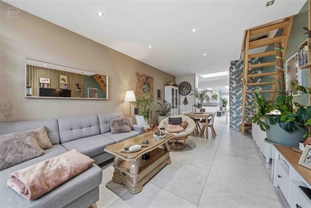 Aantrekkelijk gerenoveerd dorpshuis bestaande uit een hal die leidt naar een lichte woonkamer, een grote ingerichte keuken, een badkamer, een apart to...