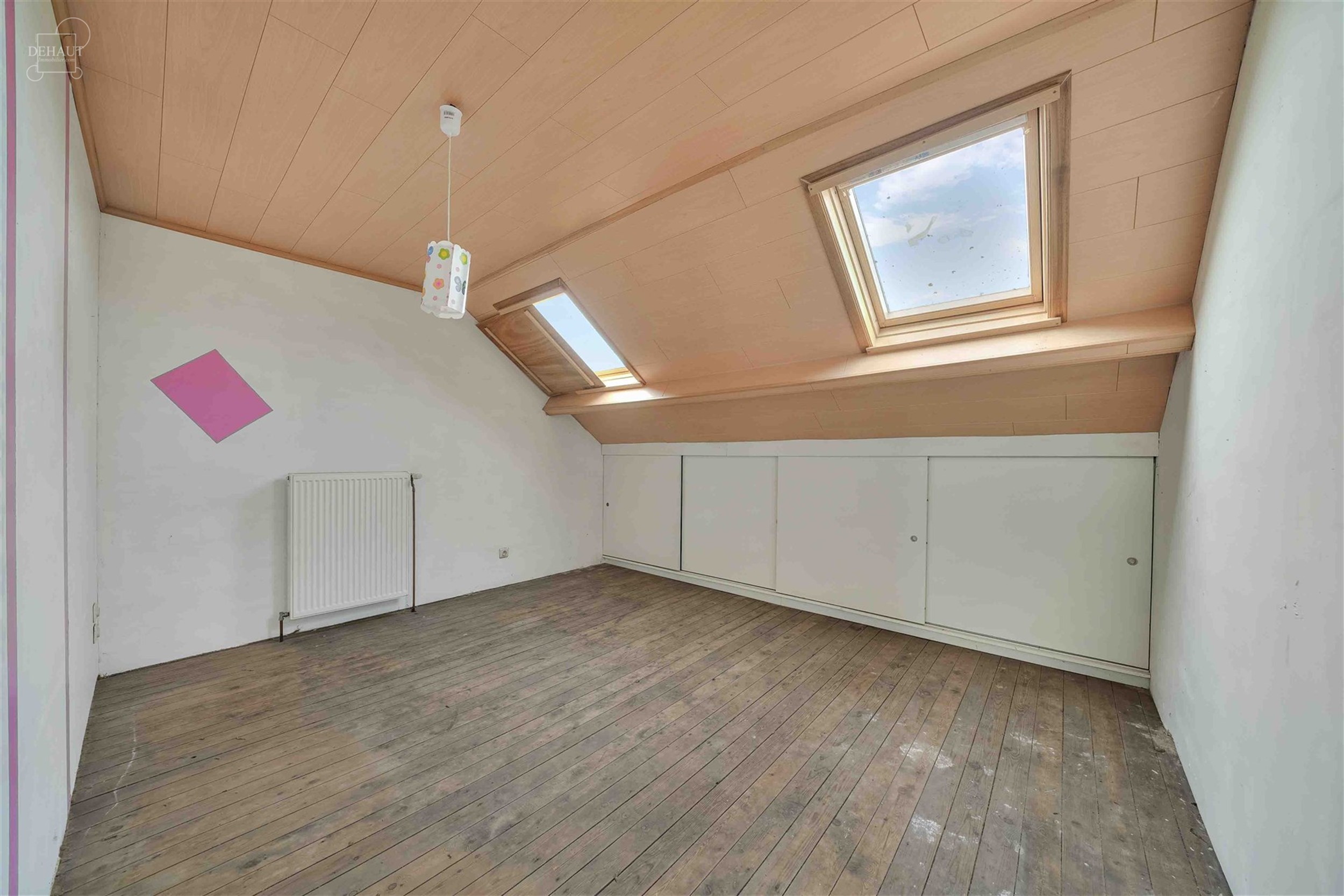 Maison de ville composée d'un hall d'entrée amenant à un séjour, une cuisine, une cavette, une salle de bain avec baignoire et douche, un WC et 4 ...