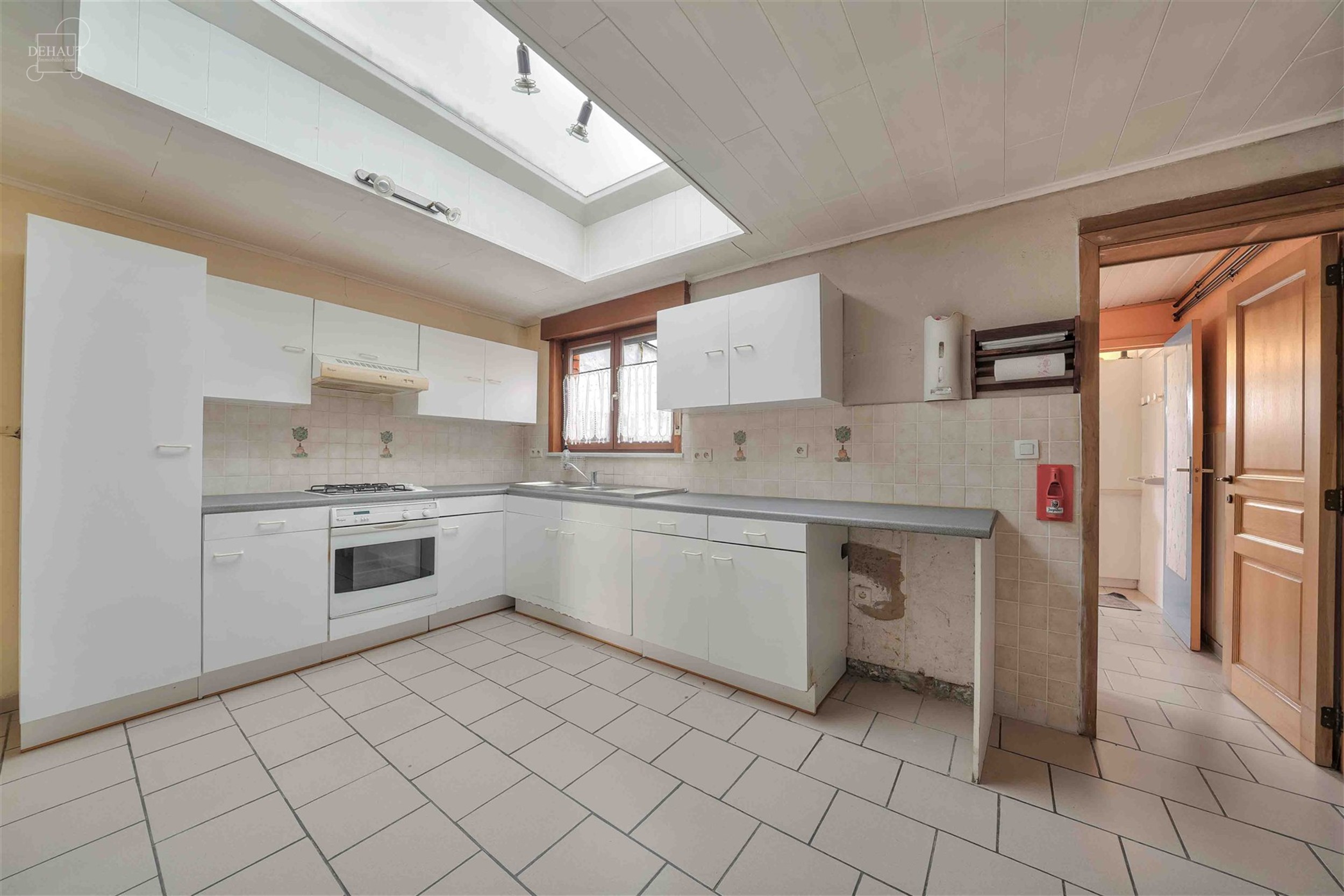 Maison de ville composée d'un hall d'entrée amenant à un séjour, une cuisine, une cavette, une salle de bain avec baignoire et douche, un WC et 4 ...