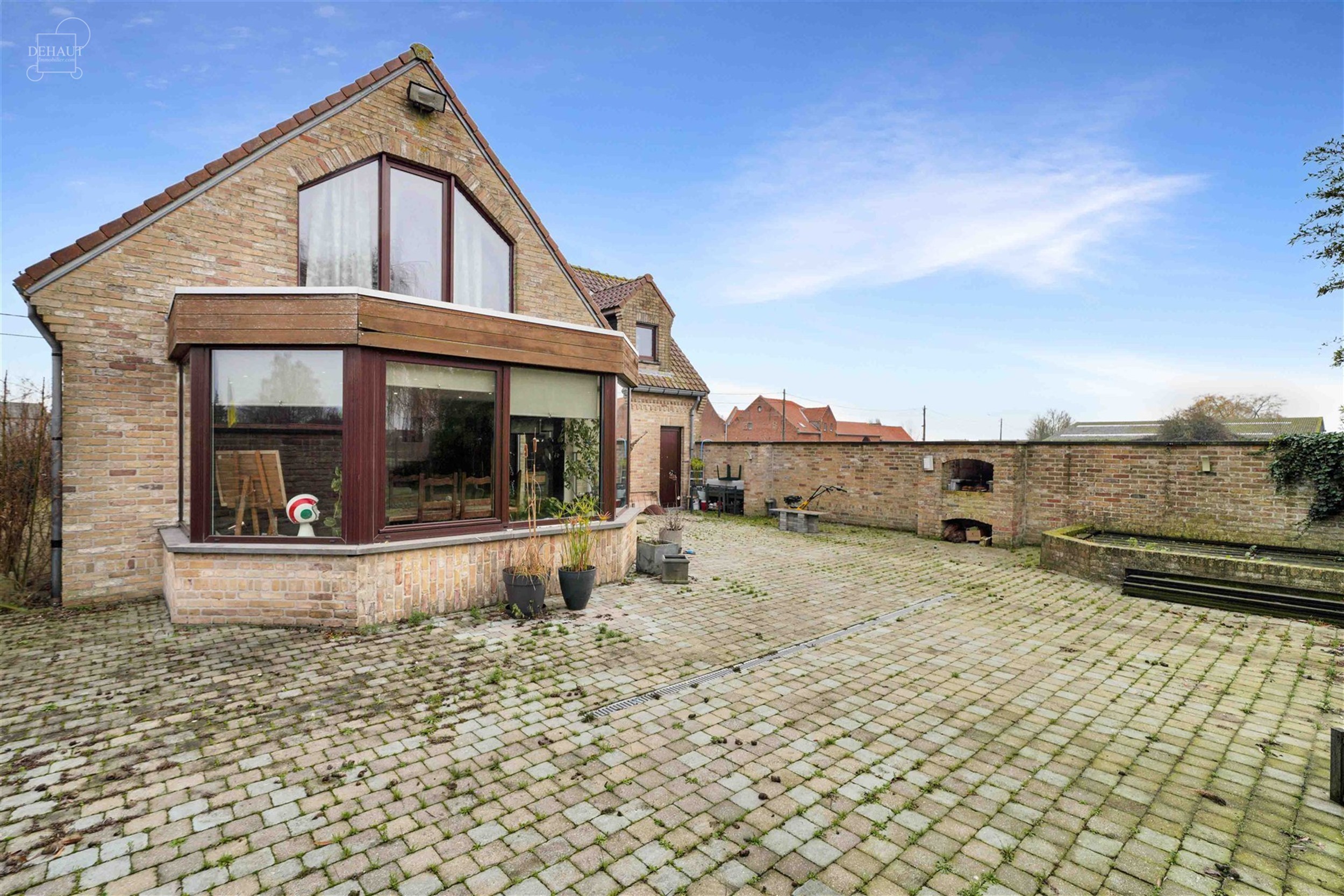 Superbe villa individuelle avec double garage située à deux pas de la frontière française. Propose au rez-de-chaussée un hall d'entrée desservan...