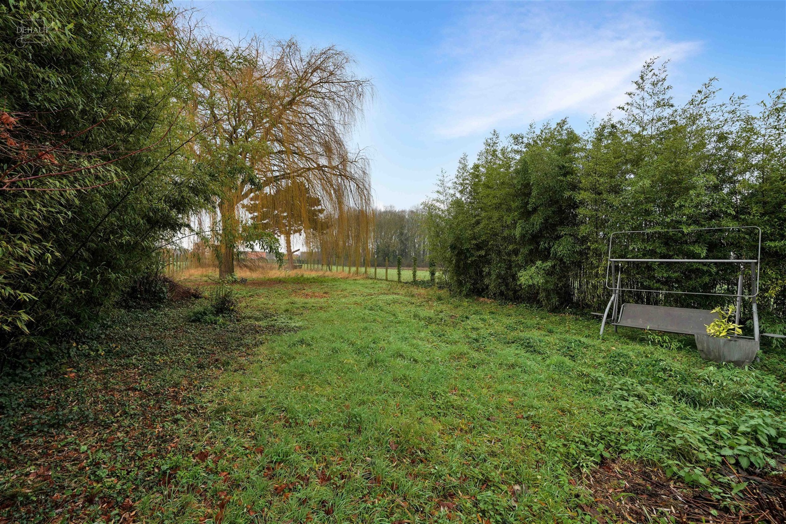 Superbe villa individuelle avec double garage située à deux pas de la frontière française. Propose au rez-de-chaussée un hall d'entrée desservan...