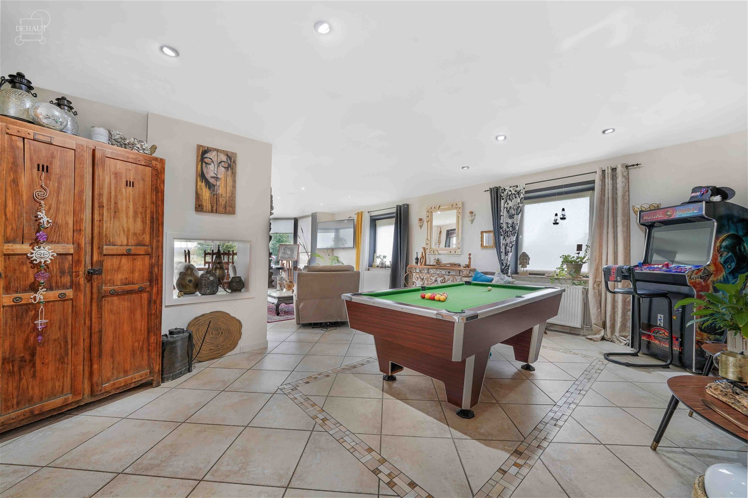 Superbe villa individuelle avec double garage située à deux pas de la frontière française. Propose au rez-de-chaussée un hall d'entrée desservan...