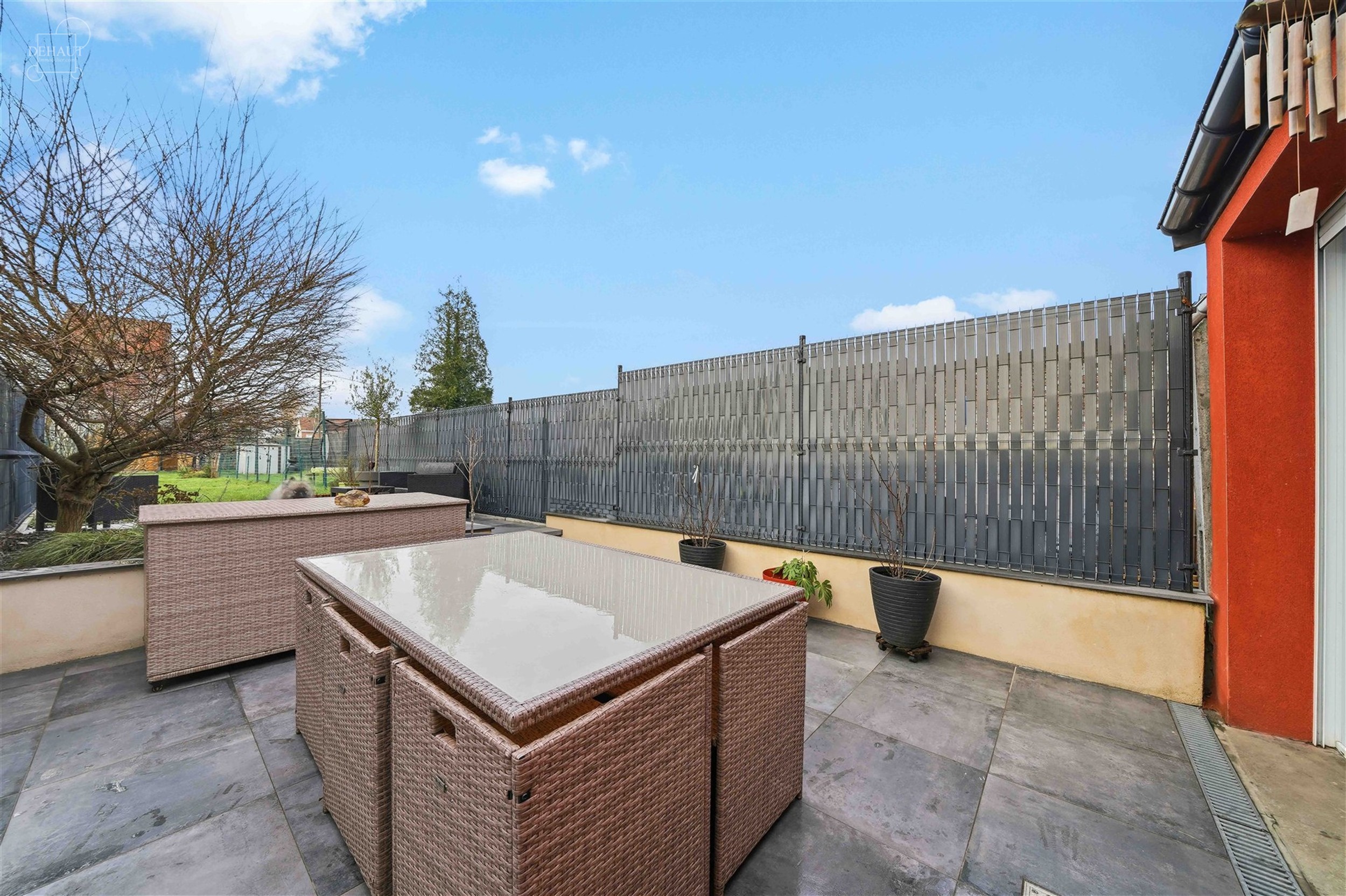 Jolie maison de ville rénovée comprenant un hall d'entrée desservant un lumineux séjour, une grande cuisine équipée, une salle de bain, un WC in...