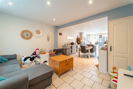 Jolie maison de ville comprenant un séjour ouvert sur une cuisine équipée, une salle de douche, WC indépendant, 2 chambres et un jardin avec parti...