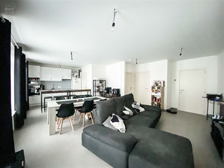 Bel appartement au rez-de-chaussée d'un immeuble construit en 2018. Comprend un lumineux séjour ouvert sur cuisine équipée, une salle de bain, une...