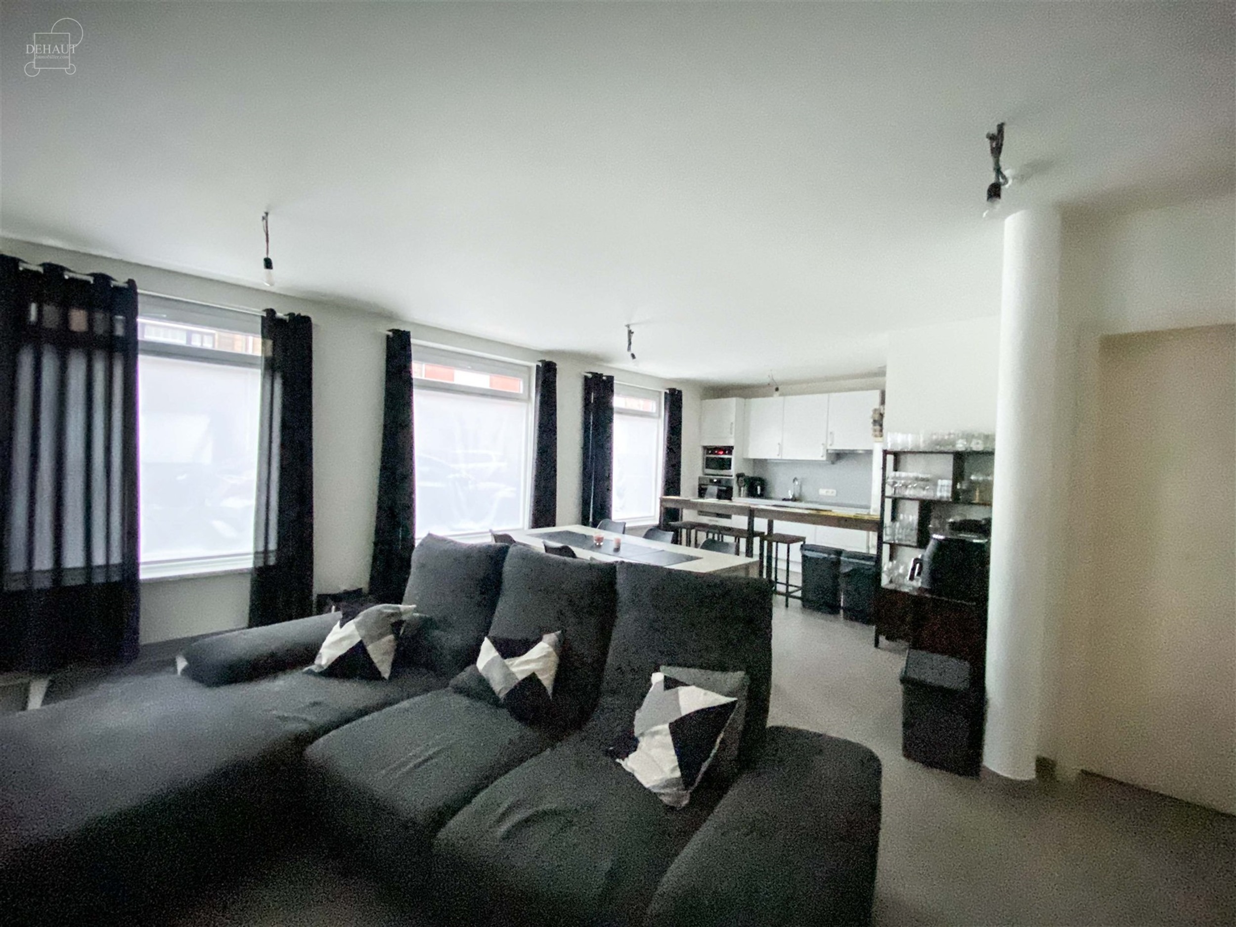 Bel appartement au rez-de-chaussée d'un immeuble construit en 2018. Comprend un lumineux séjour ouvert sur cuisine équipée, une salle de bain, une...