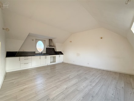 Mooi appartement op de 2e verdieping. Woonkamer met open keuken, doucheruimte, apart toilet, 2 slaapkamers. Beschikbaar per direct.

...