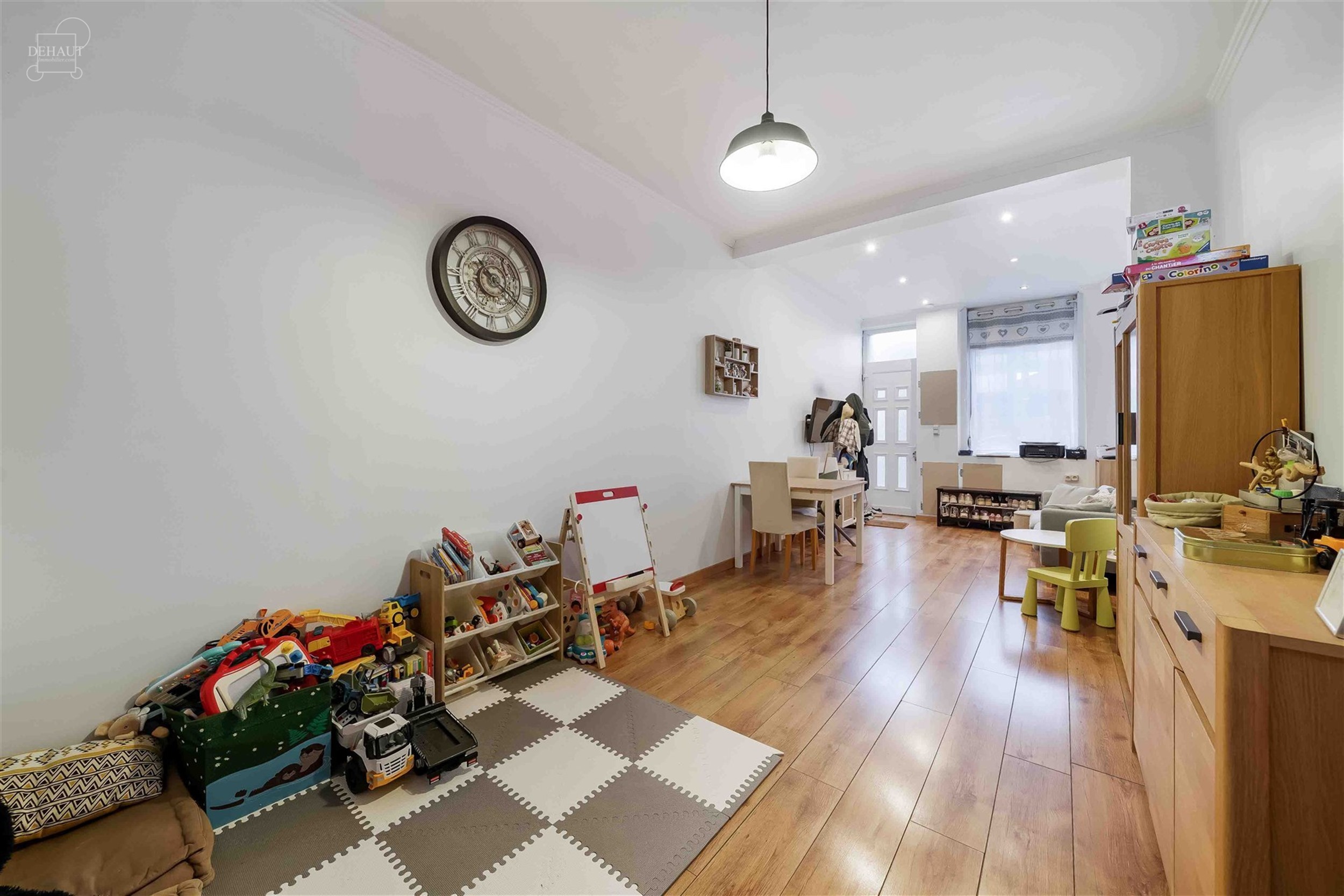 Maison de ville tout confort avec garage par accès arrière comprenant un séjour, une cuisine équipée, une buanderie, une salle de bain, 2 WC dont...