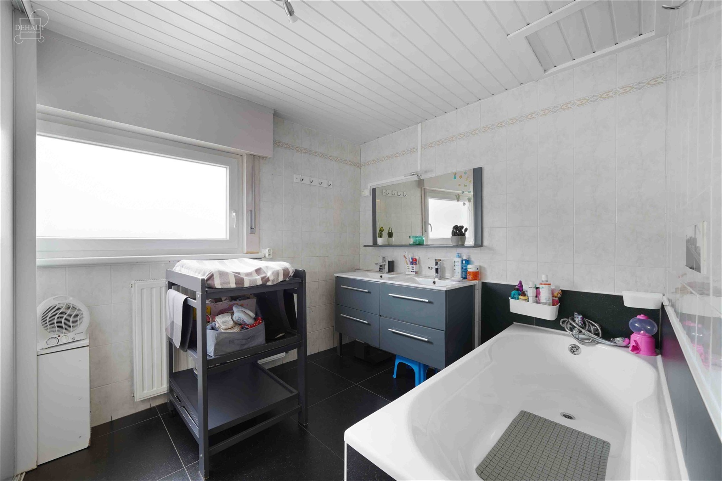 Jolie maison 3 façades se composant d'un hall d'entrée desservant un bel espace de vie, une cuisine équipée,  un cellier, une salle de bain avec b...