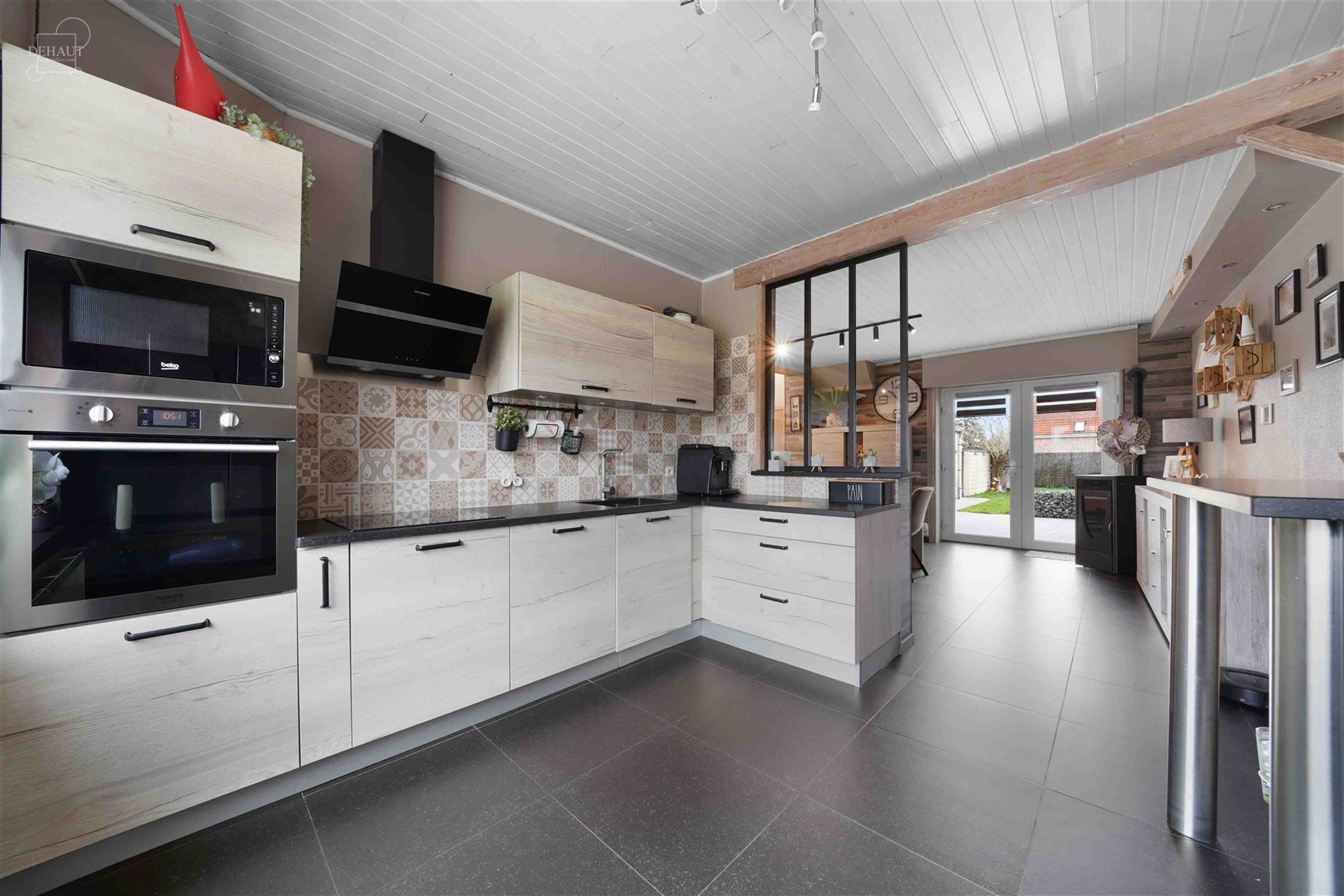 Jolie maison 3 façades se composant d'un hall d'entrée desservant un bel espace de vie, une cuisine équipée,  un cellier, une salle de bain avec b...