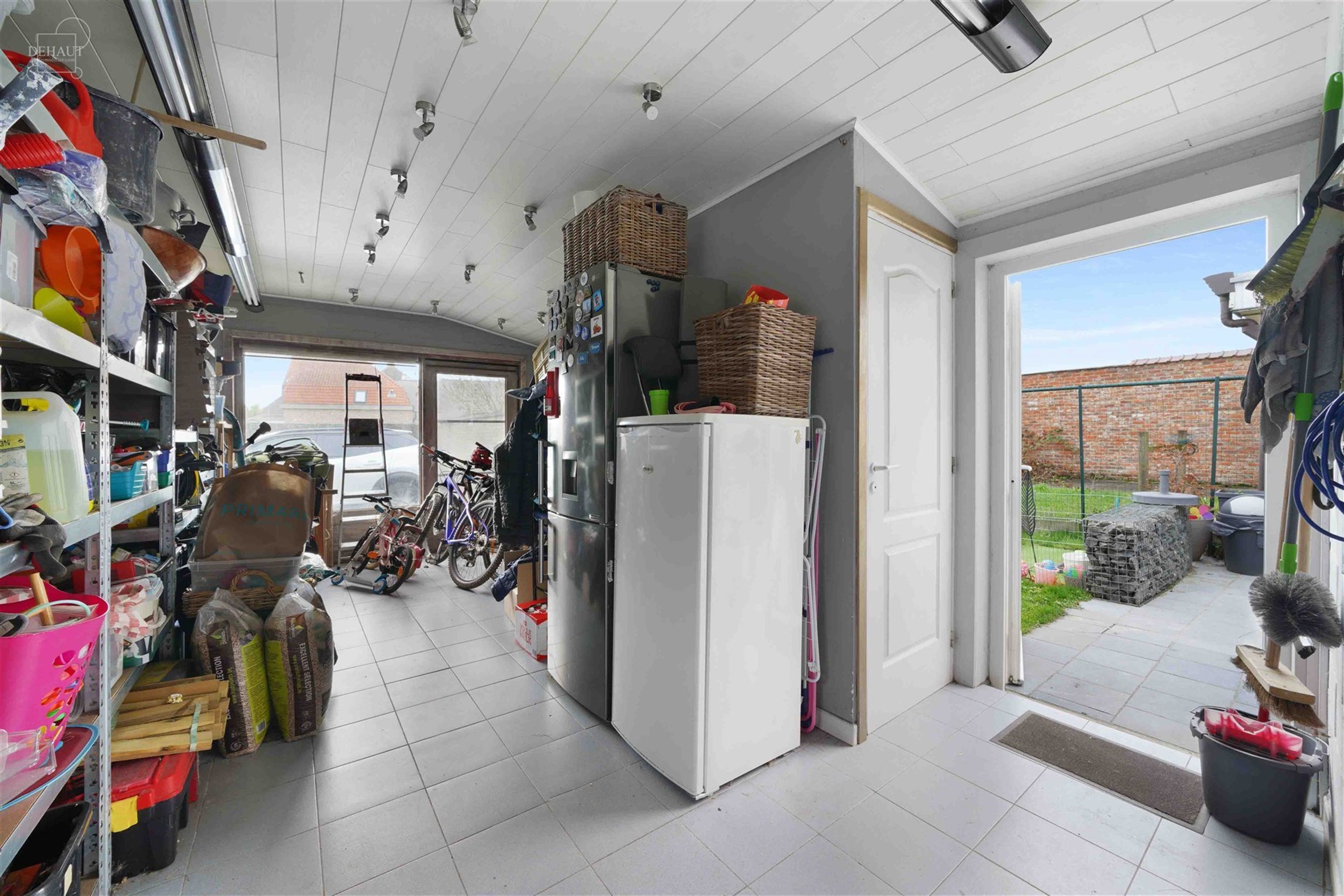 Jolie maison 3 façades se composant d'un hall d'entrée desservant un bel espace de vie, une cuisine équipée,  un cellier, une salle de bain avec b...