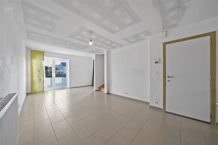 Jolie construction de 2022 sur une parcelle de terrain d'env. 146m². Elle propose un hall d'entrée desservant un séjour lumineux d'env. 27.20m², u...