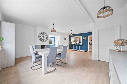 Semi plain-pied individuel avec 6 chambres, garage, grand carport, parking privé, accès latéral et piscine.
Dispose d’environ 194 m² habitables...