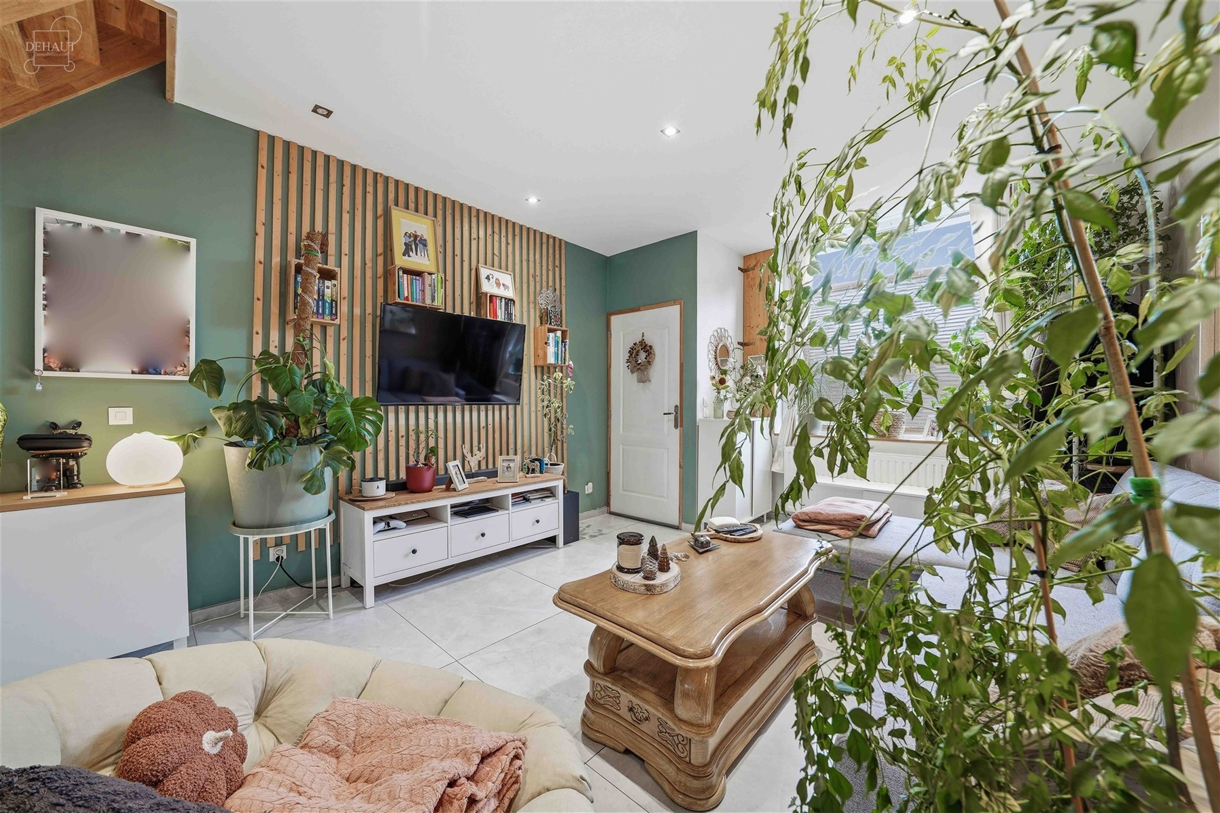 Jolie maison de ville rénovée comprenant un hall d'entrée desservant un lumineux séjour, une grande cuisine équipée, une salle de bain, un WC in...