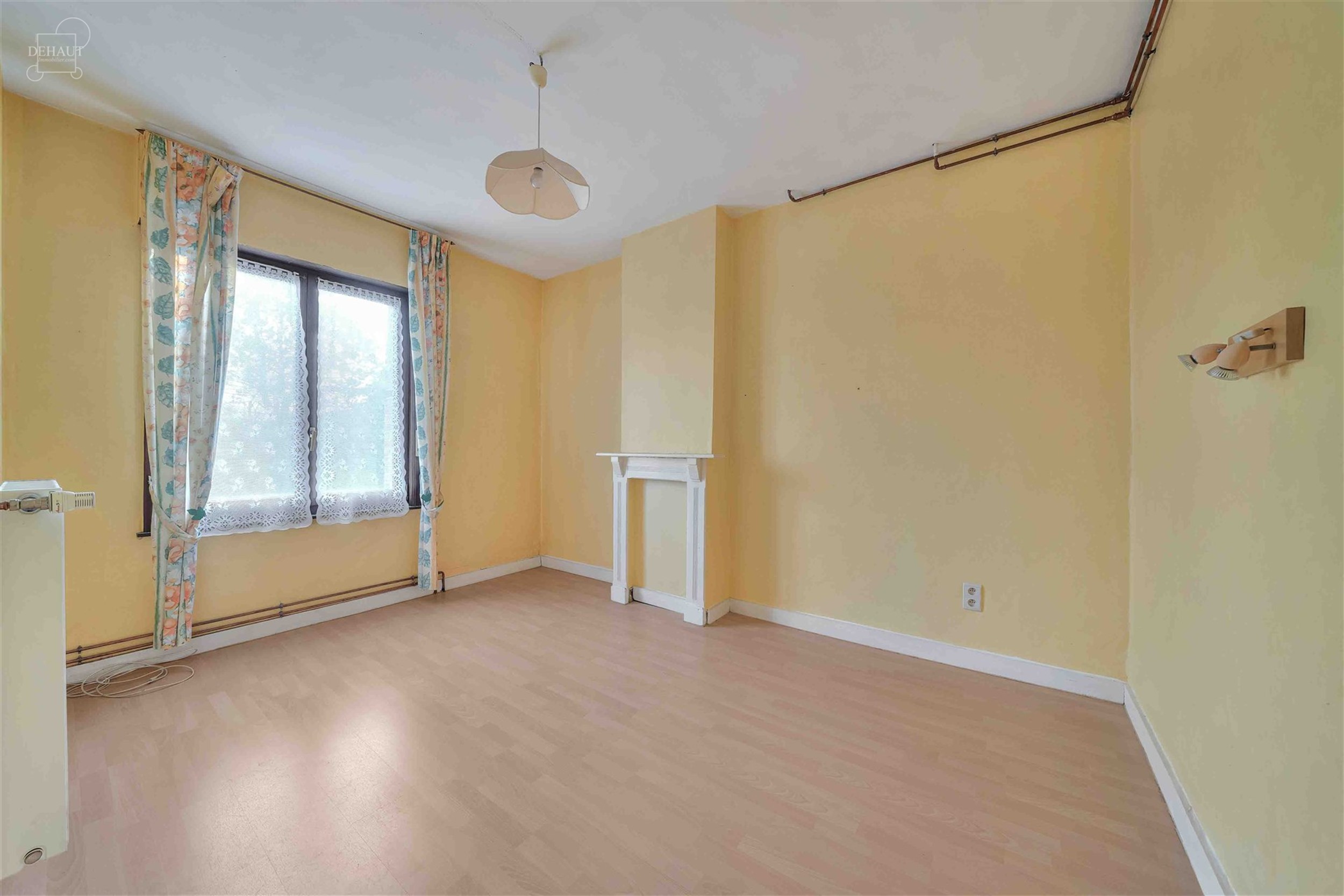 Maison de ville composée d'un hall d'entrée amenant à un séjour, une cuisine, une cavette, une salle de bain avec baignoire et douche, un WC et 4 ...