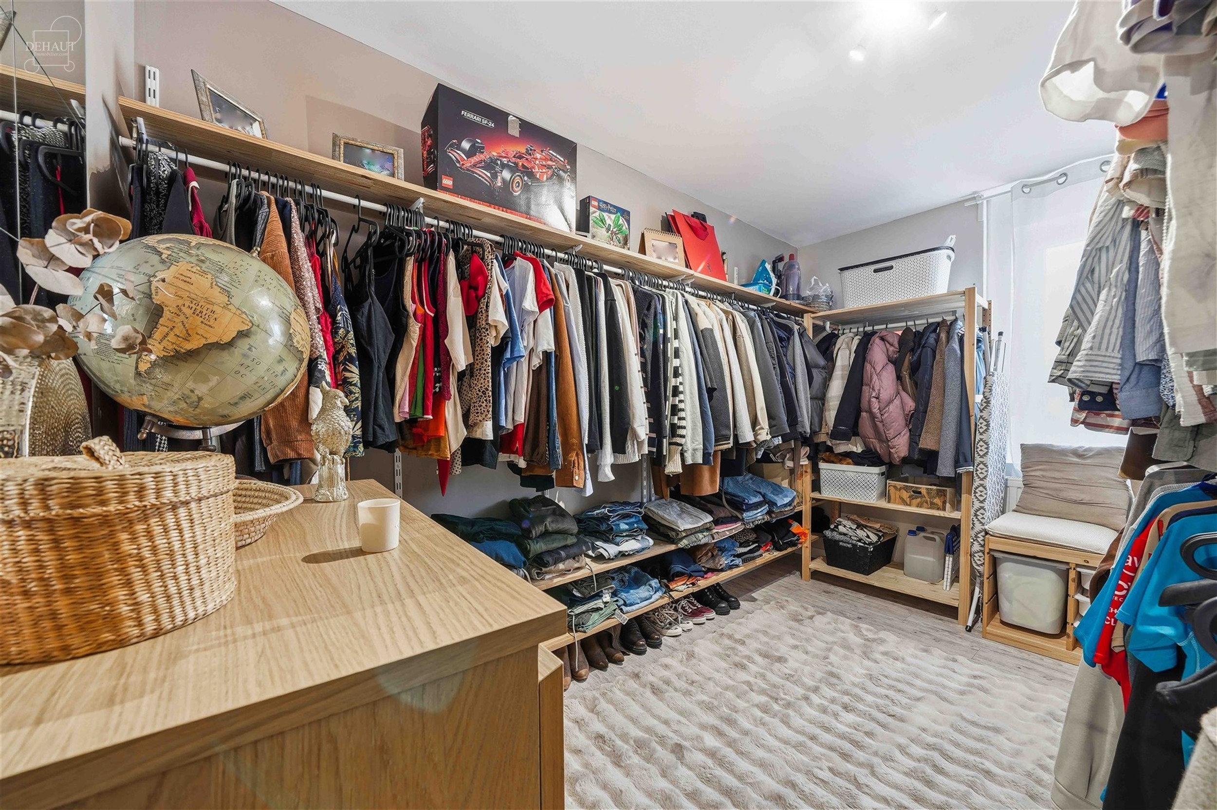 Jolie maison de ville rénovée comprenant un hall d'entrée desservant un lumineux séjour, une grande cuisine équipée, une salle de bain, un WC in...