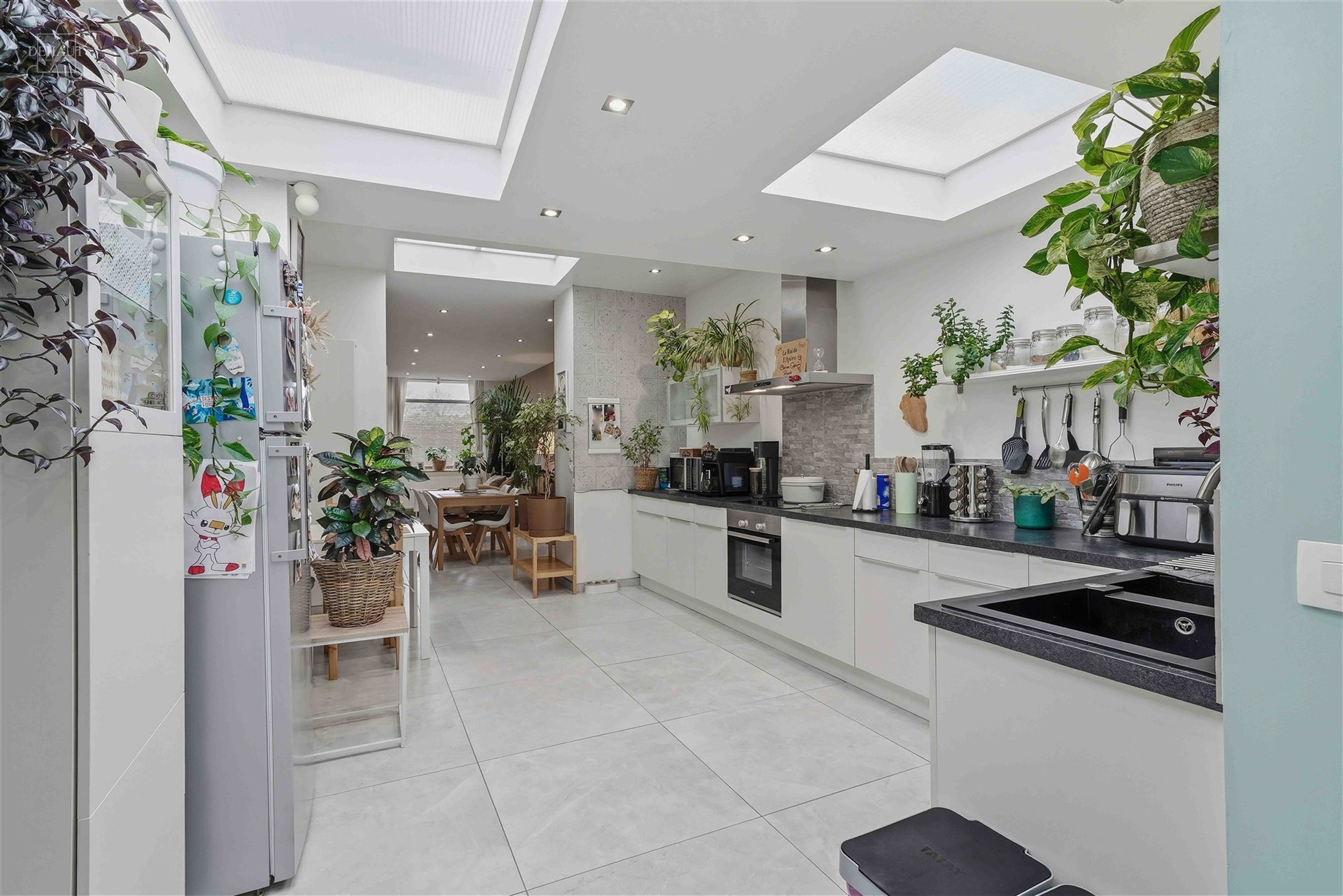 Jolie maison de ville rénovée comprenant un hall d'entrée desservant un lumineux séjour, une grande cuisine équipée, une salle de bain, un WC in...