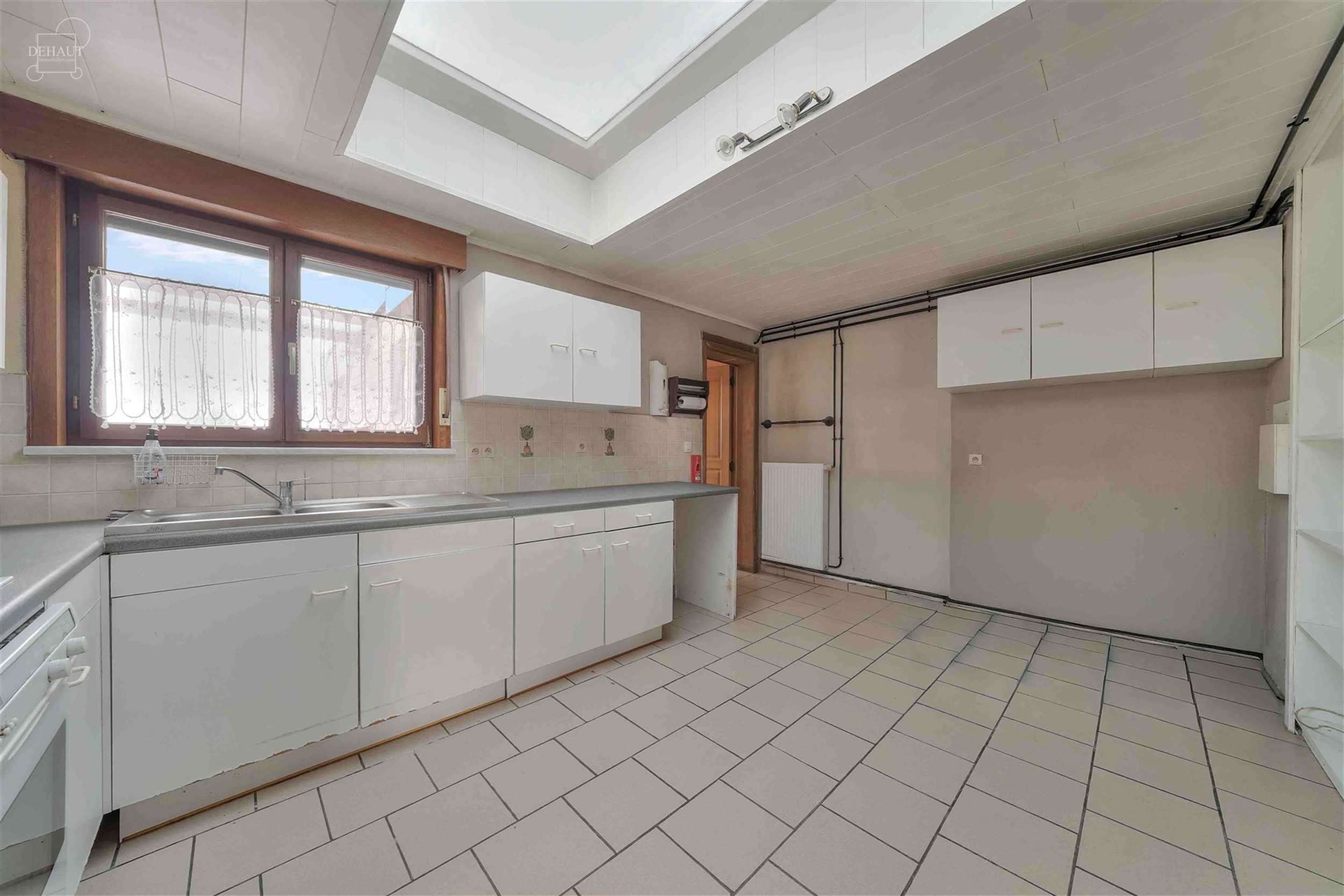 Maison de ville composée d'un hall d'entrée amenant à un séjour, une cuisine, une cavette, une salle de bain avec baignoire et douche, un WC et 4 ...