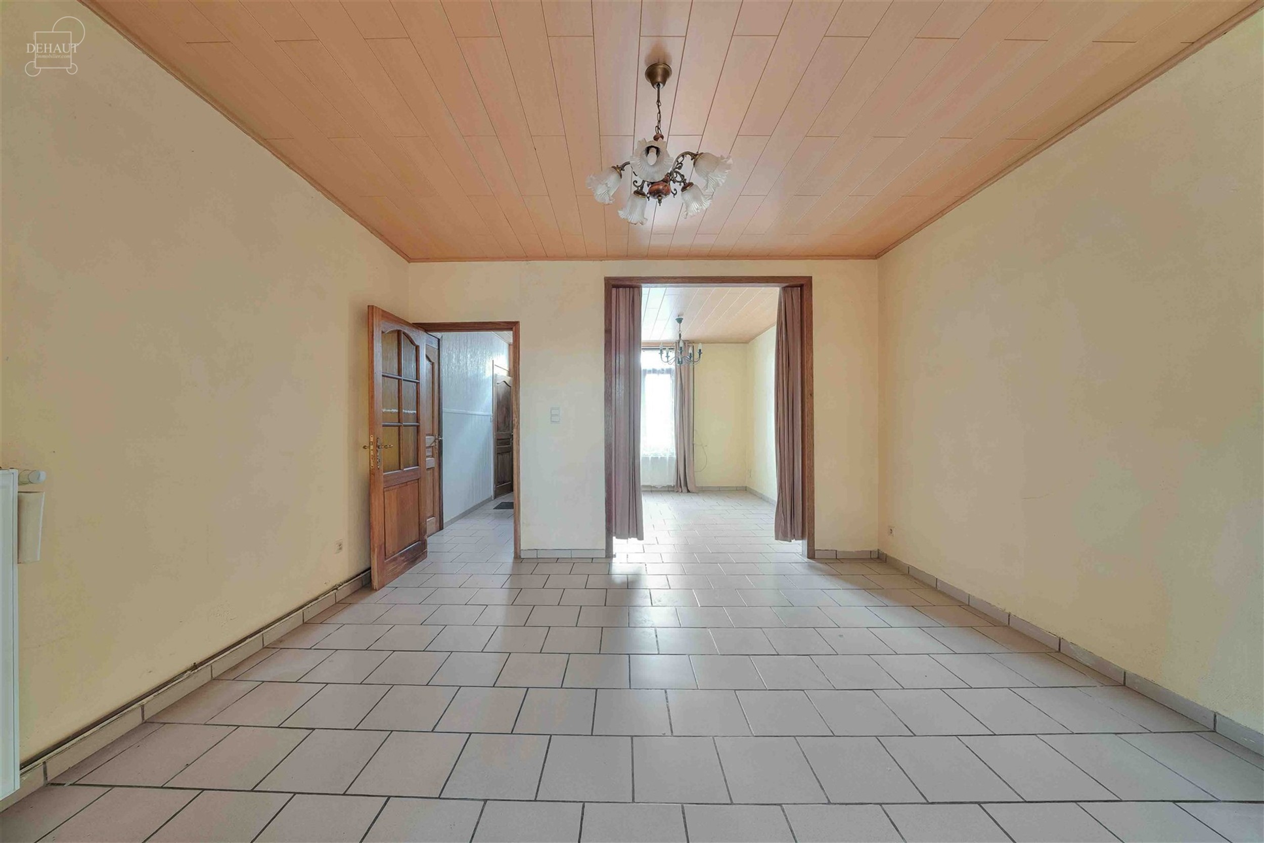 Maison de ville composée d'un hall d'entrée amenant à un séjour, une cuisine, une cavette, une salle de bain avec baignoire et douche, un WC et 4 ...