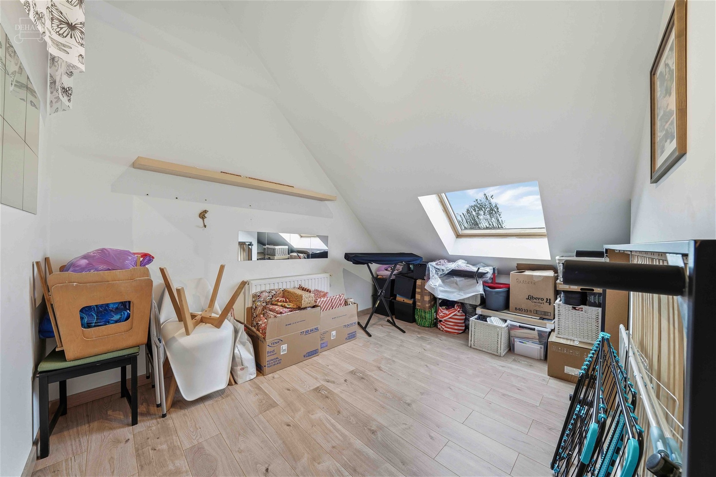 Jolie maison de ville rénovée comprenant un hall d'entrée desservant un lumineux séjour, une grande cuisine équipée, une salle de bain, un WC in...