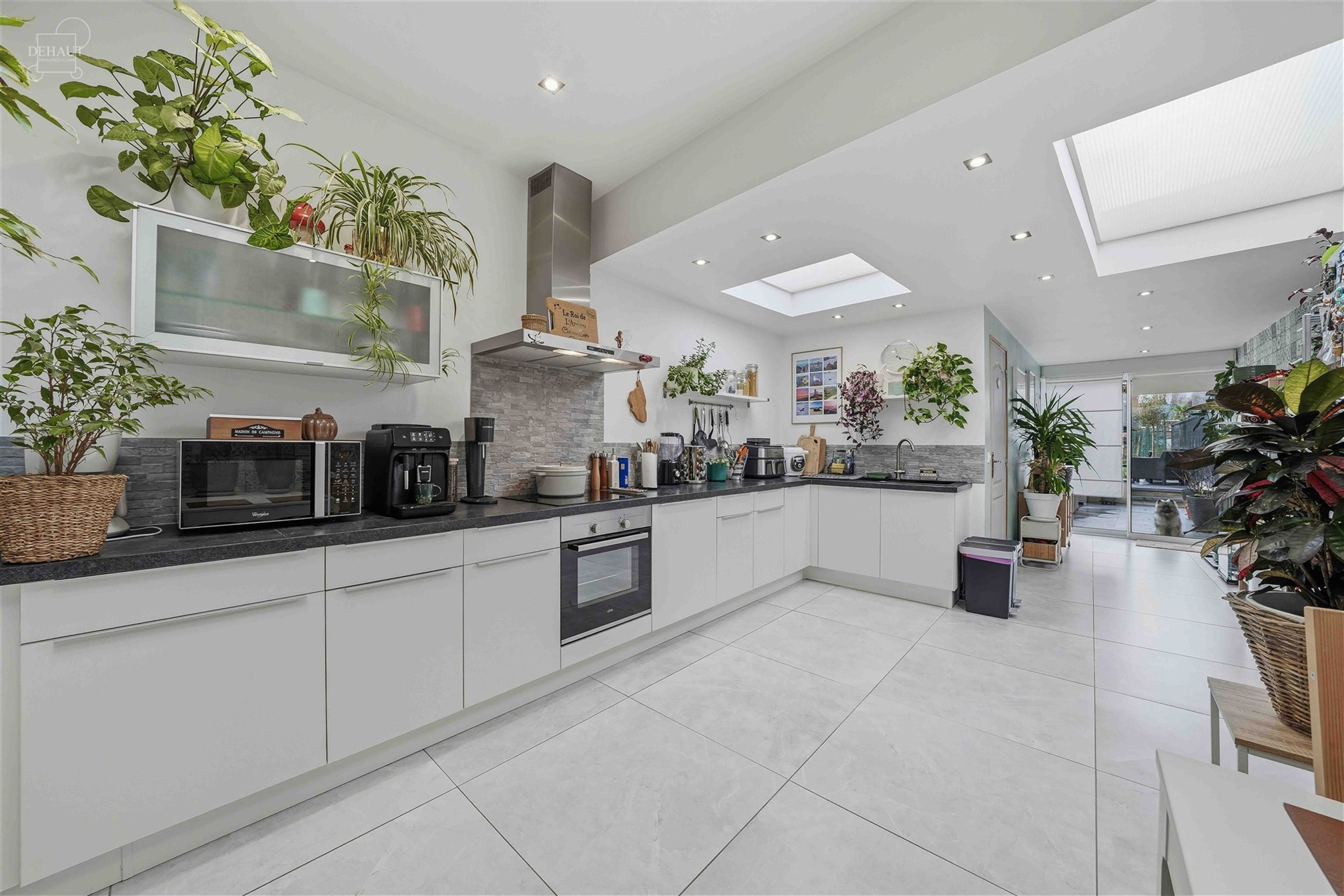 Jolie maison de ville rénovée comprenant un hall d'entrée desservant un lumineux séjour, une grande cuisine équipée, une salle de bain, un WC in...