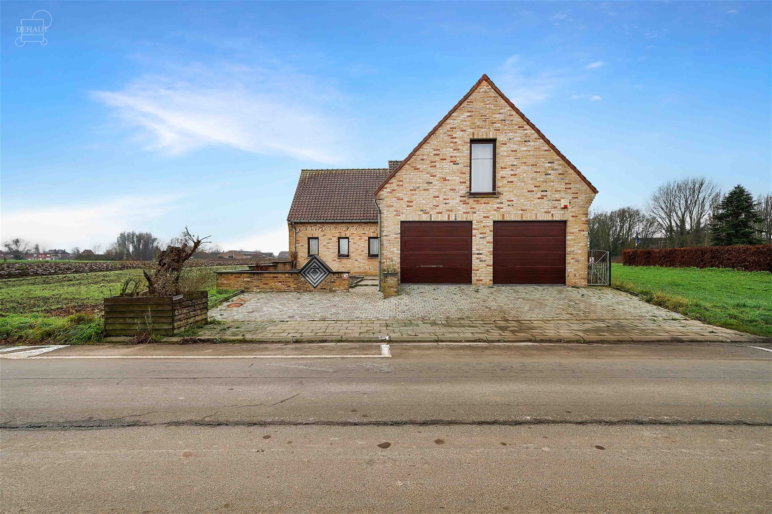 Superbe villa individuelle avec double garage située à deux pas de la frontière française. Propose au rez-de-chaussée un hall d'entrée desservan...