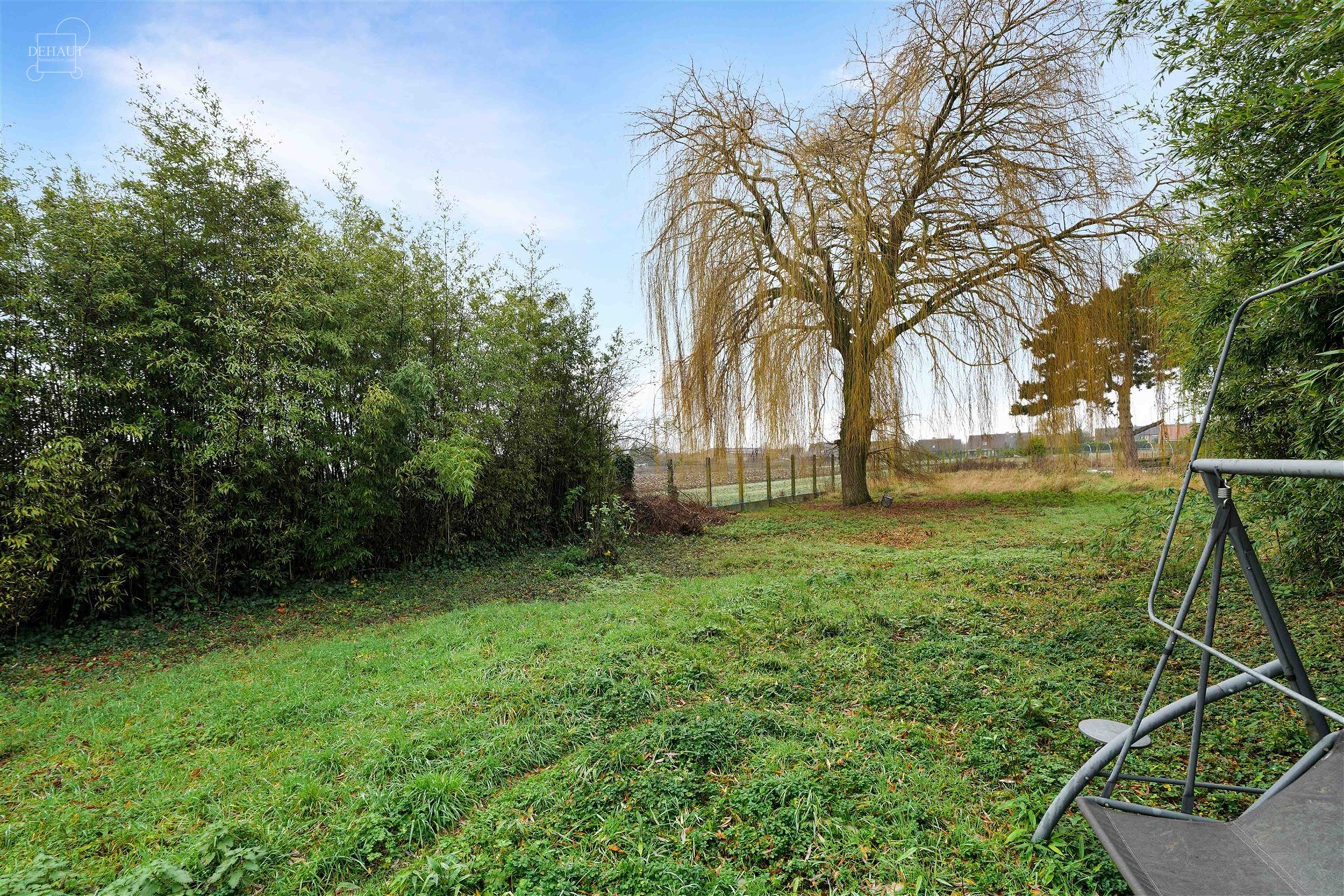 Superbe villa individuelle avec double garage située à deux pas de la frontière française. Propose au rez-de-chaussée un hall d'entrée desservan...