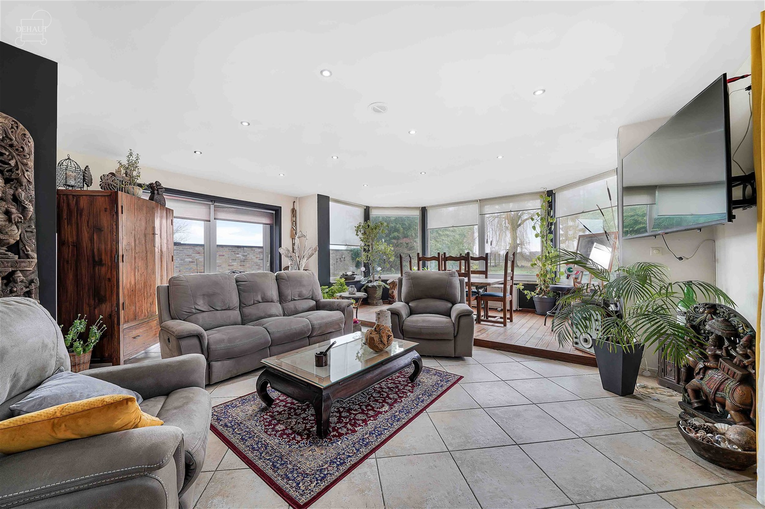 Superbe villa individuelle avec double garage située à deux pas de la frontière française. Propose au rez-de-chaussée un hall d'entrée desservan...