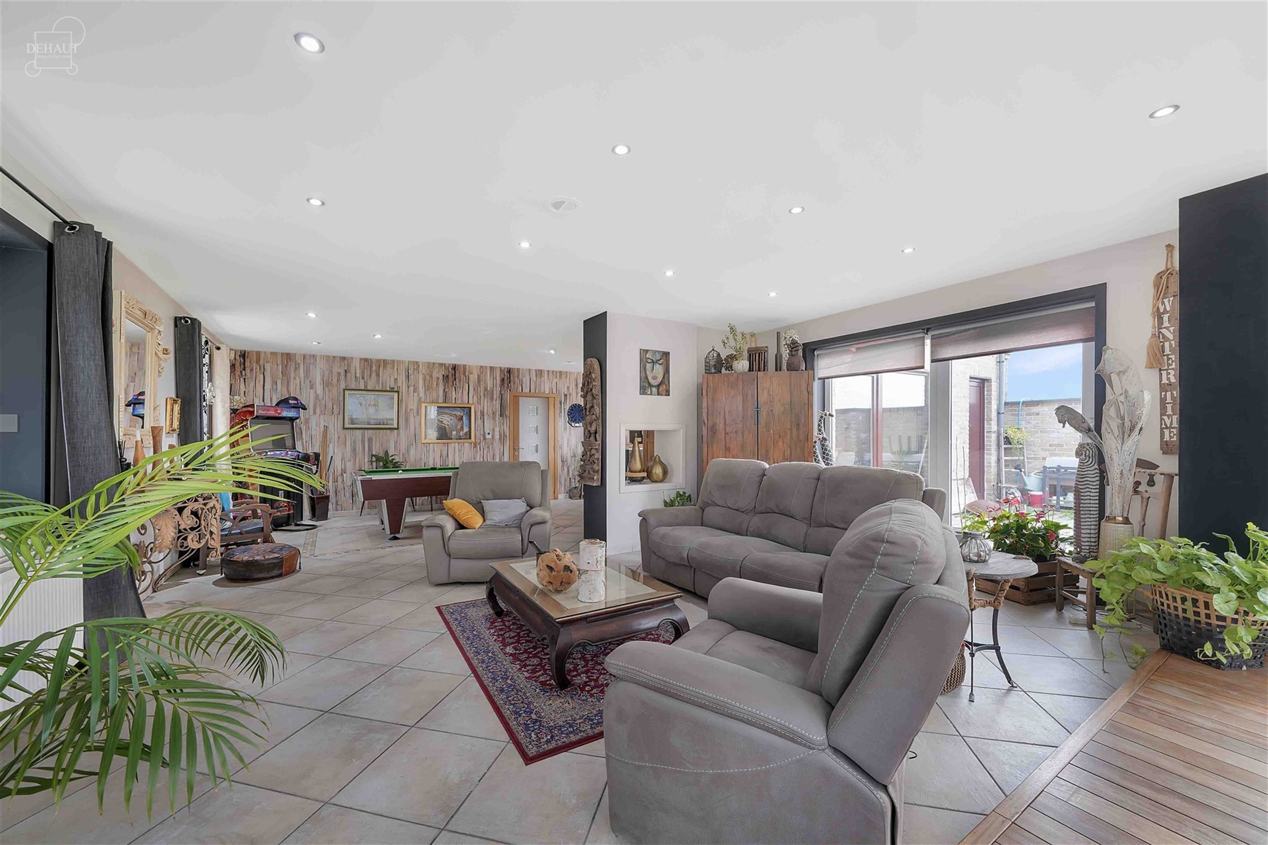 Superbe villa individuelle avec double garage située à deux pas de la frontière française. Propose au rez-de-chaussée un hall d'entrée desservan...