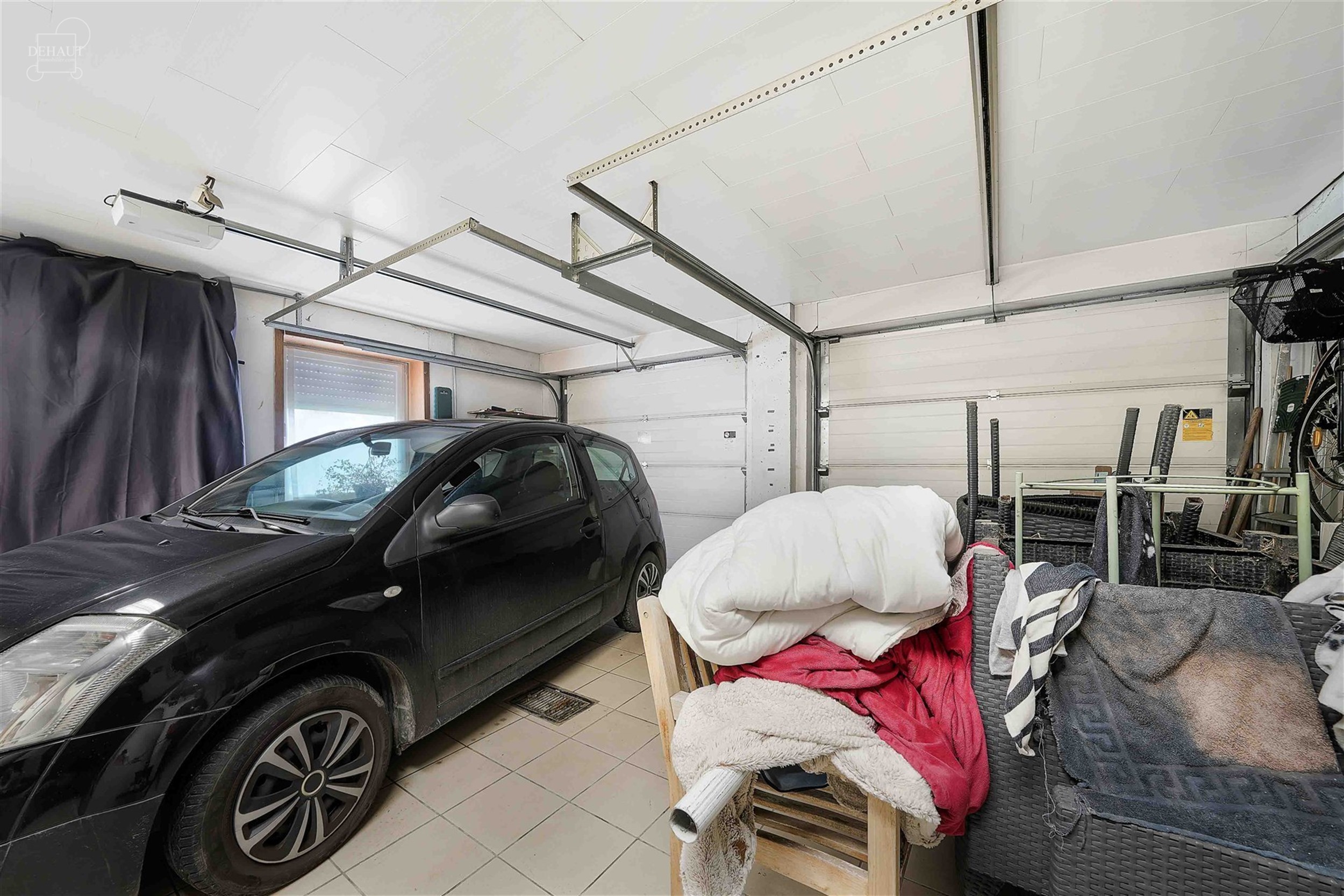 Superbe villa individuelle avec double garage située à deux pas de la frontière française. Propose au rez-de-chaussée un hall d'entrée desservan...
