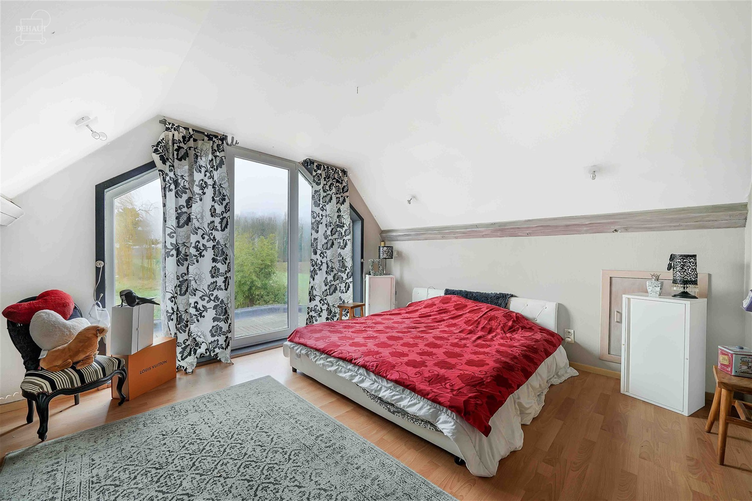 Superbe villa individuelle avec double garage située à deux pas de la frontière française. Propose au rez-de-chaussée un hall d'entrée desservan...