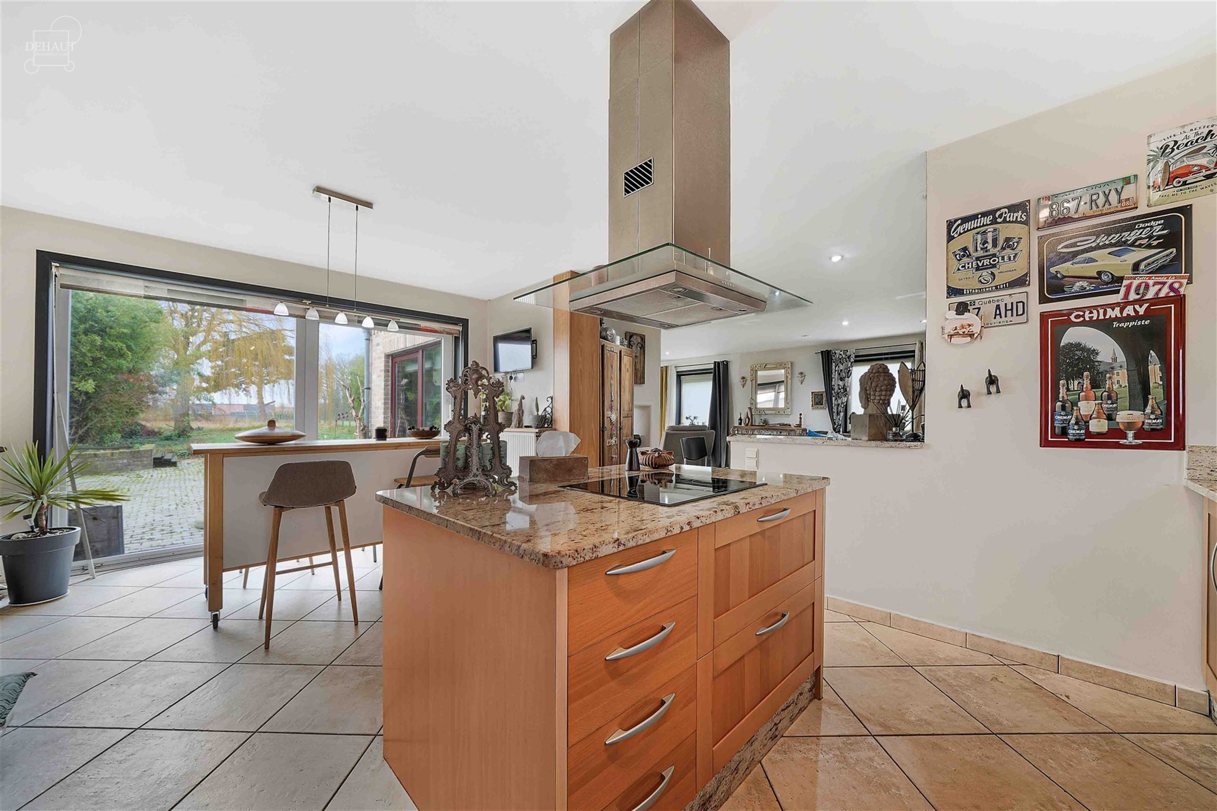 Superbe villa individuelle avec double garage située à deux pas de la frontière française. Propose au rez-de-chaussée un hall d'entrée desservan...