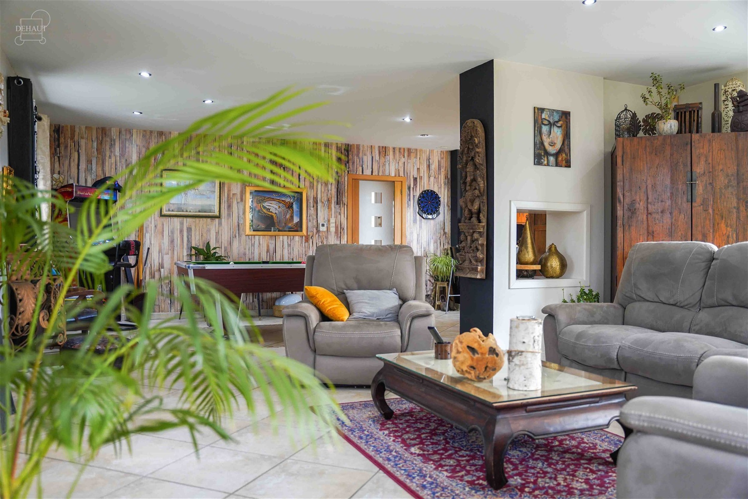 Superbe villa individuelle avec double garage située à deux pas de la frontière française. Propose au rez-de-chaussée un hall d'entrée desservan...